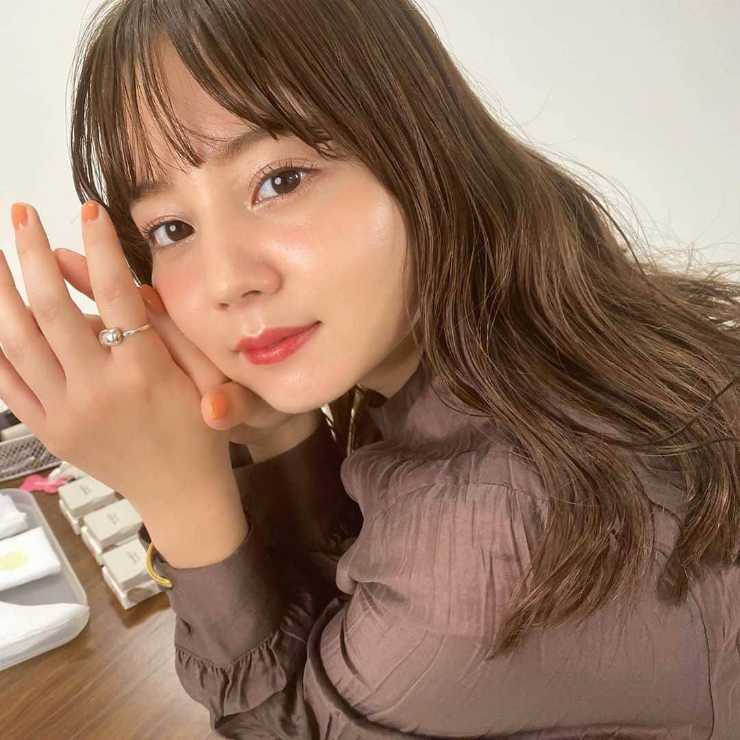 高橋有紀のインスタグラム：「寄っても可愛い肌が艶々nanamiちゃん🤍 今日のインスタライブで使ったのは三枚目。使い方は　@naturaglace_official  の24時間のみのアーカイブを見てください！ 本気で愛用のアイテムなので、紹介しやすかった〜11日も楽しみです☺︎ #hairmake #osakana_yuki #naturaglace  #nanami」