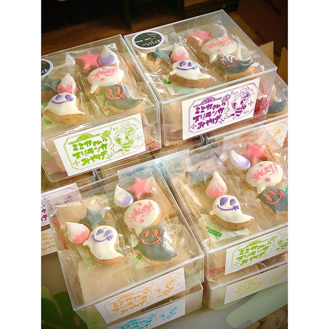 伊藤三巳華さんのインスタグラム写真 - (伊藤三巳華Instagram)「☆癒しフェア大阪9月12,13開催☆  今回、今までずっとスリランカのスパイスが美味しいのを教えたいな。。 🤔  と、思っていて、ついに❣️  ✨スリランカのスパイスを使ったクッキー✨  を作っちゃいました❣️😆  クッキーを監修・作製してくれたのは、  東京の某ホテルでパテシェをしてる パテシェ歴9年のミキティセンパイ👩✨ です🙏  ミキティセンパイが作製してくださったスパイスクッキー。 今回はこちらをラインナップ💁‍♀️  ☆アイシング・セイロン紅茶クッキー  アイシングのクッキー生地は スリランカの紅茶を使ったクッキー👻  皆様す、すいません💦 私がアイシング手伝ったのですが、 スパイシーのスペルを間違えるという…w  味は変わらないので許してくださいっ🙇‍♀️  アイシングクッキーって甘くなりがちですが、こちらはサーっと口で解けるアイシングでとってもさっぱりした甘さ✨ スリランカの紅茶はダージリンでは無いので、馴染みのある程よい紅茶で安心して食べて頂けると思います😊  ☆バニラ・クミンクッキー  何これすっ・ごーーい❣️ って味です！ クミンとバニラで美味しく、エキゾチックなクッキー誕生しました！ スリランカのお菓子もほとんどがスパイスが入っていて、これを食べると異国のお菓子を思い出せます☺️ それでいて、私たちの大好きなクッキーの味。 ベストバランスなクッキーです👍✨  ☆スパイスクッキー  実はこのミキティセンパイ考案のスパイスクッキーを食べて 「是非、スリランカのスパイスでクッキーを作って欲しい❣️❣️」と、 切望したのがきっかけで、このクッキーが誕生した大切なクッキー😆💕  ナツメグ・クローブ・カルダモンがでしゃばりすぎず程よいアクセントの食べやすいクッキー🍪✨  ホロホロと解ける口あたりも👍✨  ファーストスパイスクッキーを是非🍪  ☆ココナッツメレンゲクッキー  メレンゲのお菓子が嫌いな私ですが、 これ❣️全然大好きです！  噛めばサクサク。次に下の上で消えちゃうような軽いメレンゲの中には、 ローストしたスリランカのココナッツとシナモンの香りがぎゅっ‼️✨  定番になりそうなメレンゲクッキーです！😍  ☆ブラックペッパーパイ  私がこれでもか！ってスリランカのペッパーを効かせた 私オススメのスパイスホットパイ🥧🔥 甘く無いパイですっ😆  サクサクパイ生地にチーズとブラックペッパーが練り込まれた ビール🍺にとっても合うパイです🍻  今回のクッキー箱はこのラインナップです。 癒しフェア大阪では試食も用意して有りますので、是非是非、お試しください🙏✨  #癒しフェア大阪 #アイシングクッキー  #スパイス #クッキー #ハロウィン」9月8日 22時44分 - mimika666