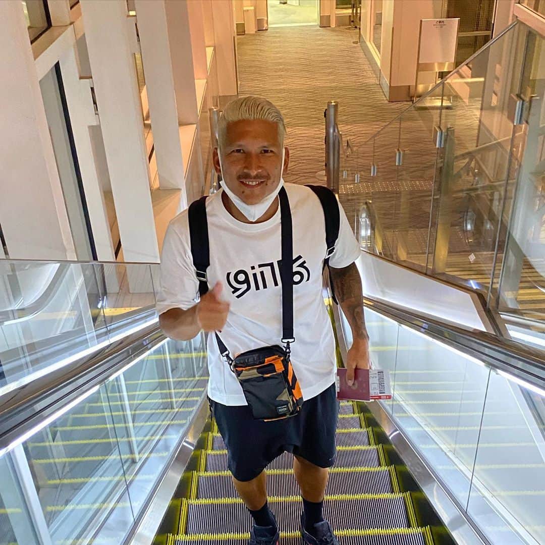 森岡薫さんのインスタグラム写真 - (森岡薫Instagram)「スペインへ行ってきます！！  まだまだやりますよ！  日本で待ってくれる家族のために！！  Rumbo a España!!  Hacia un desafío más!!!  #oparruloferrol  #スペイン #spain #galicia #ガリシア #ferrol #liganacional #futbolsala #futsal」9月8日 22時45分 - kaoru.99