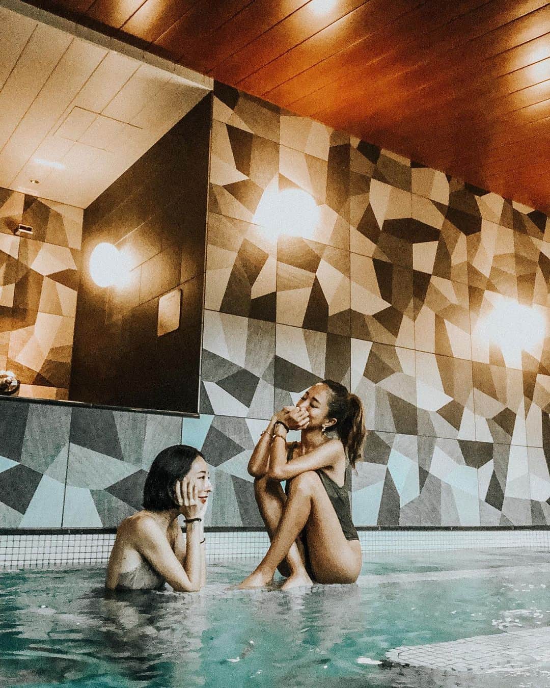 福井仁美さんのインスタグラム写真 - (福井仁美Instagram)「relaxing spa 🧖🏾‍♀️  @hotelindigohakonegora   いろんなびっくりがあって今までの箱根の温泉とは一味二味も違う楽しみ方ができる　#ホテルインディゴ箱根強羅   とにかくごはんがおいしくて、食べに食べた旅。  全部屋露天風呂付きで、スパのマッサージもすごくうまくて、女同士話が尽きない旅にはもってこいのステイでした！！  我慢が多い今日この頃。たまには癒しが必要ですね❤️♨️  #hotel #hakone #japan #gototravel #箱根」9月8日 22時46分 - hitton28