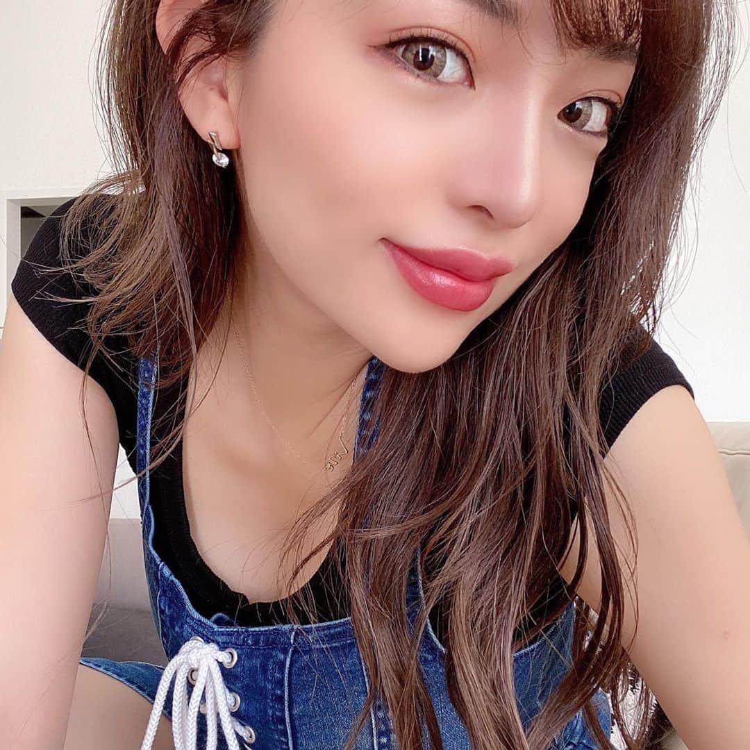 のインスタグラム：「ずーっと気になってたリップのアートメイクしに @toi_.art 行ってきたよ😍 マスクの日々で口紅できないから本当にこれで楽になったよ😭💕 とにかくもっと早くやればよかったー‼︎ってのが率直な感想 担当の @toi_okazaki さんは眉毛からずーっとお世話になってるよ‼︎ とにかくセンスいいからデザインはほぼ任せてる✨ 私は唇大きくしたくなかったから下唇はしっかり縁取りしてもらったけど、上唇は輪郭ぼかしめにしてもらいました💋 コーラルにちょいヌード系プラスして自然な仕上がりにしてもらったよ‼︎ 私は全然我慢できる痛みでした🙆‍♀️💕 感動して次回のヘアラインの予約もして帰ったー♥楽しみ‼︎ ちなみにこれはワセリンだけ塗ってる状態だよ😊色綺麗すぎない⁈！ #トイクリ #アートメイク #アートメイクリップ #アートメイク唇 #唇アートメイク #医療アートメイク #大人メイク #おすすめ」
