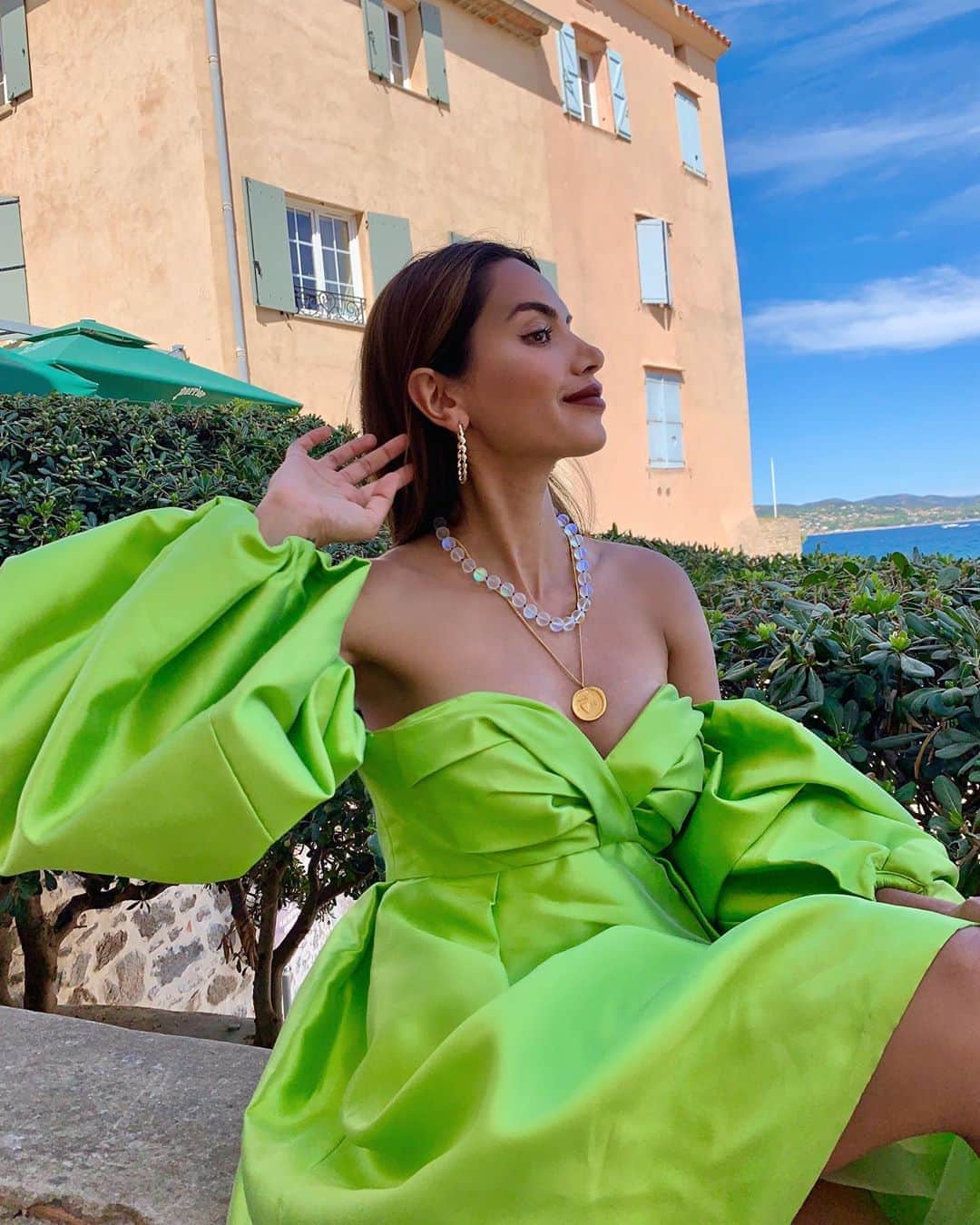 Diipa Büller-Khoslaのインスタグラム：「Dream dress. Dream collab. @carolinaherrera 💚 Do you like the dress as much as I do? Yay or Nay?」
