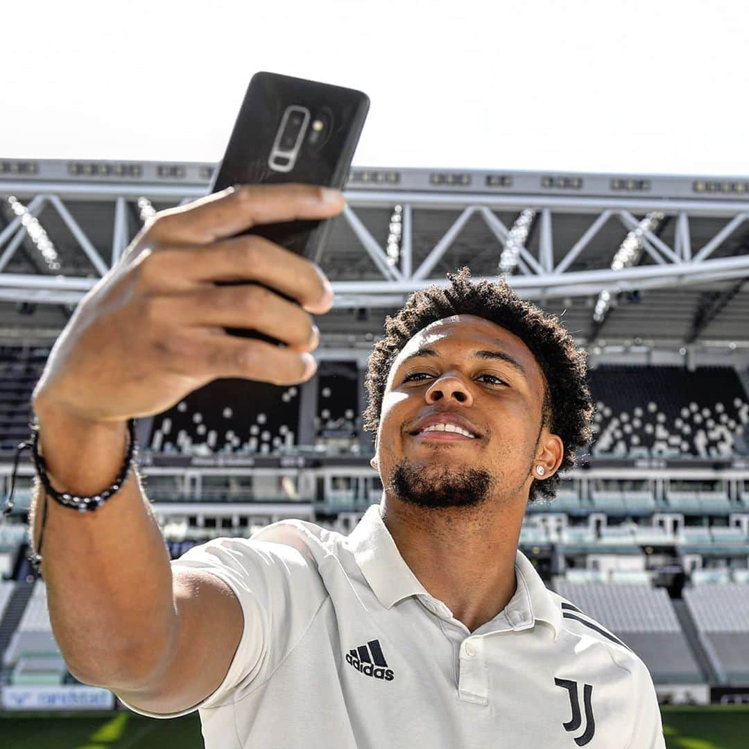 UEFAチャンピオンズリーグさんのインスタグラム写真 - (UEFAチャンピオンズリーグInstagram)「🇺🇸 Your favourite American sports star is ________ ⁣⁣ ⚪️⚫️ New Juventus number 14 Weston McKennie in Turin ✍️⁣⁣ ⁣⁣ #UCL #Juventus #Juve #transfer #signing」9月8日 22時53分 - championsleague