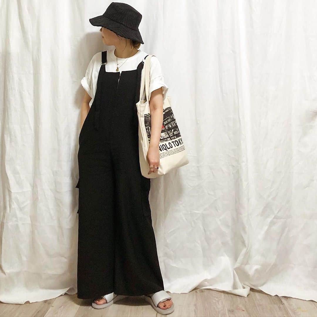 のインスタグラム：「ㅤㅤㅤ 2020.9.8 ᴛᴜᴇ  #nanacoordinate 🐼  ㅤ このサロペ、可愛いって褒めてもらえたやつ🤤🖤 @ladiesfashion.kandk のん😍 サロペやけど、ジップデザインとか大人っぽい✨ ㅤ ㅤ Tシャツは家に結局7枚ある🤣 @uniqlo #コットンリラックススリットチュニック 😂 どんなけ好き😂❤️ ㅤ ㅤ ㅤ ㅤ ㅤ ㅤ ㅤ  salopette … @ladiesfashion.kandk  tops , bag … @uniqlo  hat … @gu_global @gu_for_all_  sandal … @thenorthface   ㅤ ㅤ ㅤ ㅤ blogに詳細書いたらストーリーからお知らせします✎*。 ━━━━━☞blogへはtopから𓅩𓂃  ㅤ ㅤ ㅤ ㅤ ㅤ ㅤ #outfit #kandk #大人カジュアル #kandk_style #サロペット #uniqlo #シンプルコーデ #プチプラコーデ #partegram #バケットハット #モノトーンコーデ #gu #uniqloginza #アラフォーコーデ #gustyle #秋コーデ #fashion #ootd #coordinate  #locari   #mineby3mootd #데일리록 #코디 #옷스타그램 #멋스타그램 #穿搭 #오오티디」
