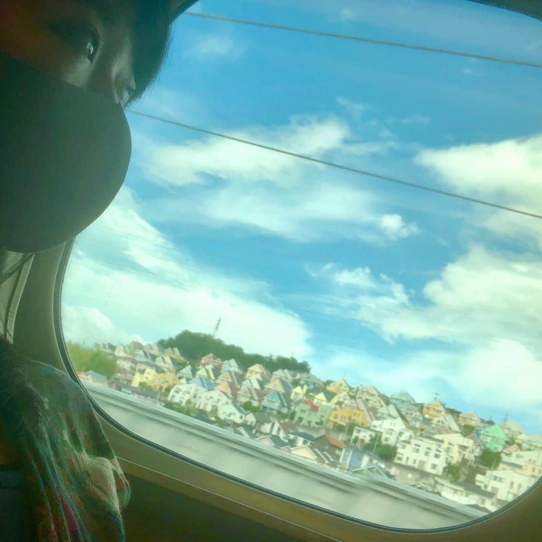 佐々木心音さんのインスタグラム写真 - (佐々木心音Instagram)「お仕事で、久しぶりの新幹線。 外を見るのがただただ楽しかった。 オウチガオモチャノヨウダ . あたし、どうしようもなく 演ることが好きだ。 . . . #shinkansen #window #travel #myjob #train #littlehouse #beautiful  #iloveacting #japaneseactress #ilovemovies #actress #singersongwriter #kokonesasaki  #久しぶりの #新幹線 #窓の外 #ずっと見てられる #気付いた #改めて #演るのが #大好きだ #映画が好き #芝居がすき  #現場が好き #旅仕事すき #佐々木心音」9月8日 22時57分 - sasakikokone