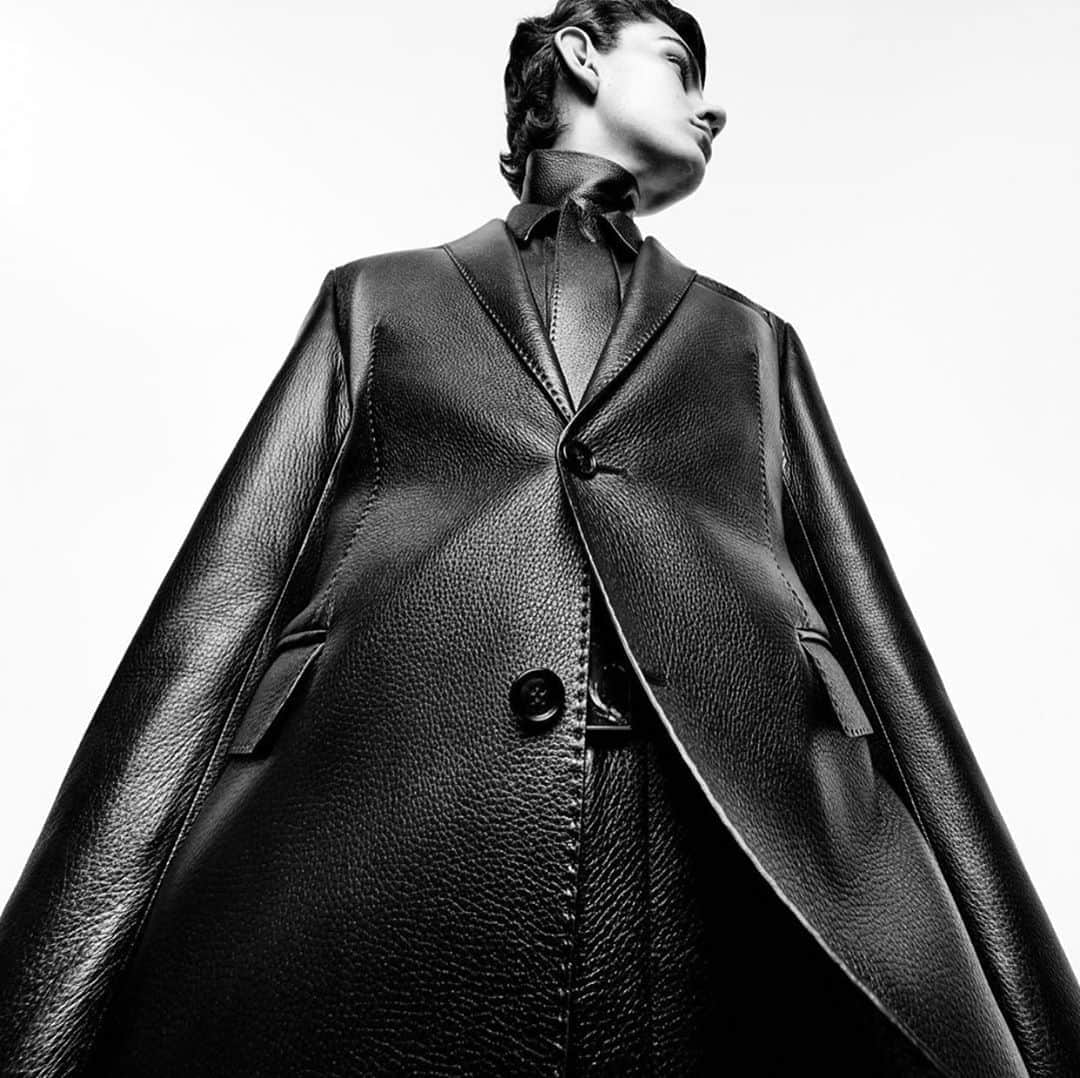 のインスタグラム：「@BERLUTI WINTER 21-21 / AVAILABLE  PHOTO @julienmartinezleclerc  STYLING @mauricionardi  #berluti #krisvanassche」
