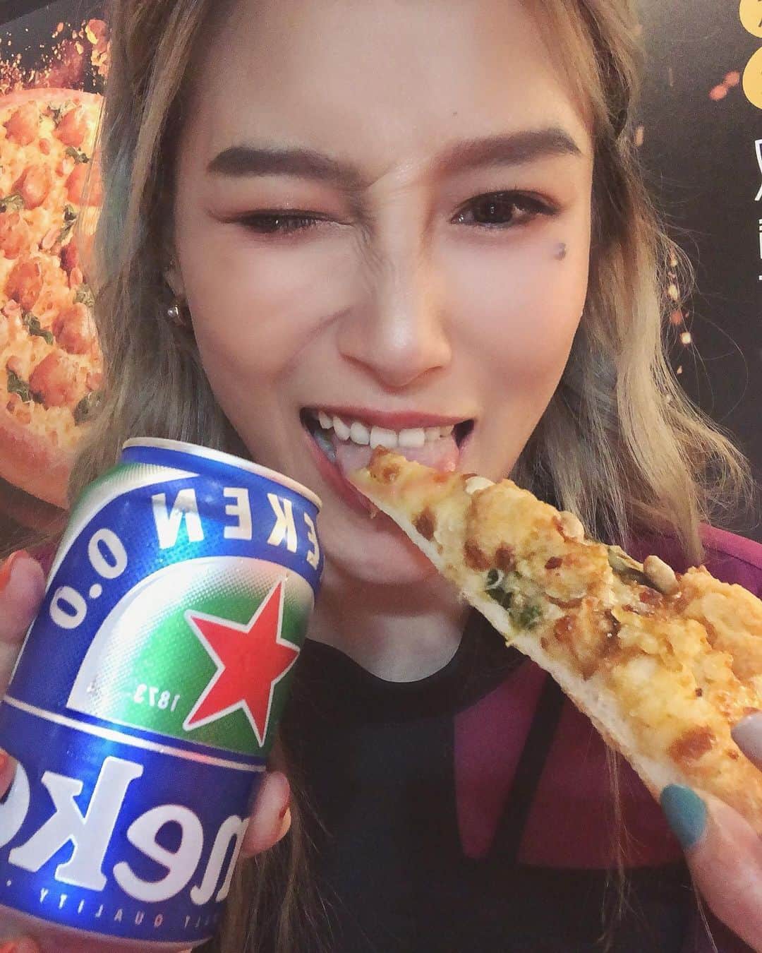 安柏兒のインスタグラム：「實在太台了 ！！！  才在想吃pizza就給我吃到新口味了 各位觀眾：妖獸酥椒鹽龍珠比薩  哈哈哈哈哈哈  結論 完全是下酒比薩 龍珠真的有酥而且滿大顆的 完全熱炒規格！乾杯啦  #必勝客#pizzahut #妖獸酥椒鹽龍珠比薩 #妝髮真的把我弄得好溫柔 #我還夾夾子呢 ☺️」