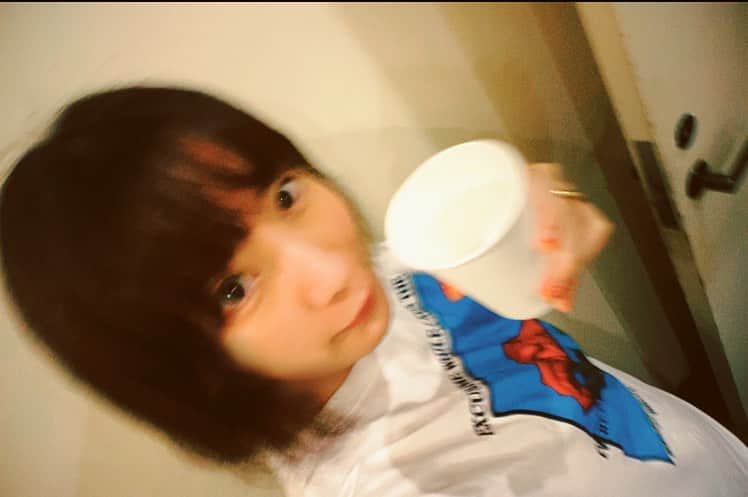 ひらさわあくびのインスタグラム：「連日レコーディングううううう おいしいものありがたきーーー！ お昼はレコーディング定番のSAMAのカレー🍛✨✨ プレスバターサンドプレーン、檸檬、チョコもぜんぶおいしかった…おいしかった… #ニガミ17才」