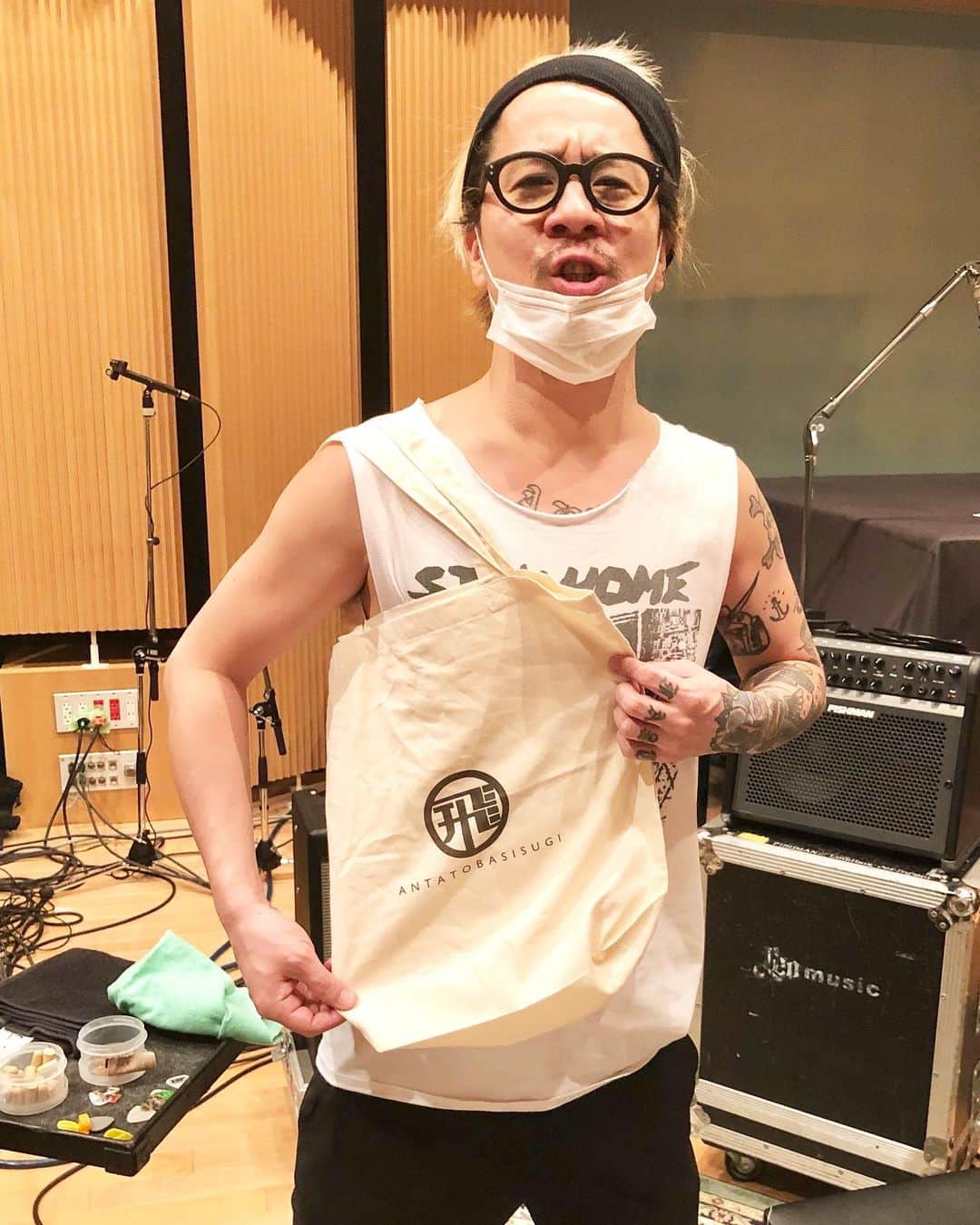 masasucksのインスタグラム：「アコギのプリアンプ(機材)入れでした猛照  #あん飛ば #antatobashisugi #garlicboys  #あーすぅー #撮影者ゴッチン」