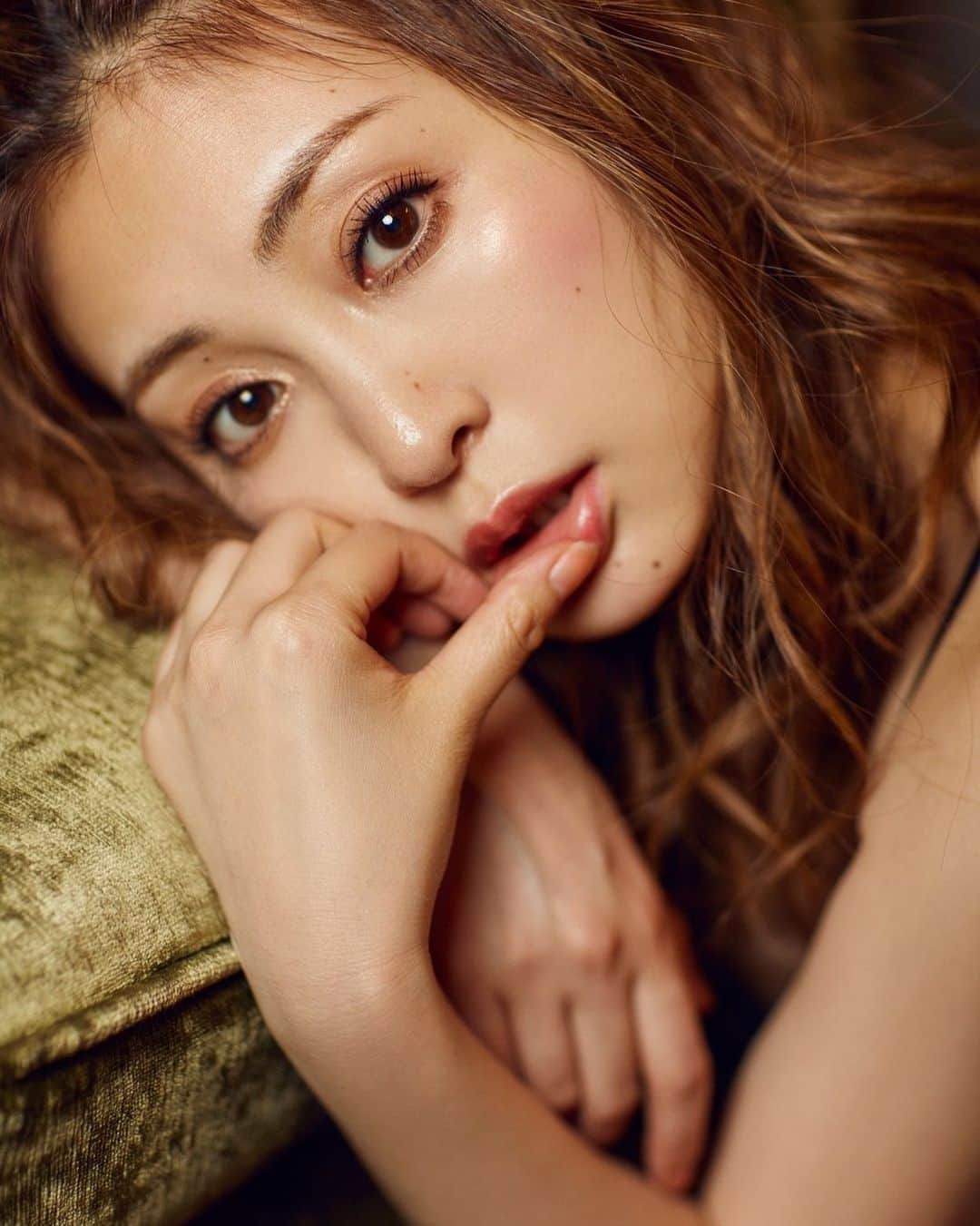 辰巳奈都子のインスタグラム：「こんばんは🥀 この写真の衣装はとってもカワイイんですよ… 今はまだ内緒💕photo by @i_dee_hideakiaraoka」