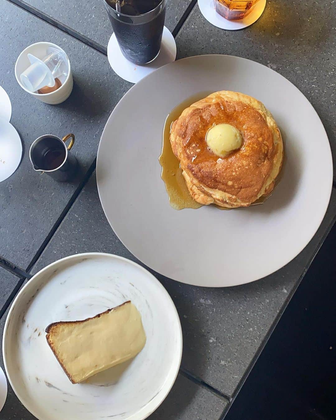 松田 美奈子のインスタグラム：「幸🥞🤤 @withthestyle のパンケーキとチーズケーキ🧚🏻🌿 もうなんなの🤤ふっわとろです🥞 チーズケーキも甘すぎなくて絶品でしたよ🧚🏻 テラス席も開放感あって癒されました🌿 . 週末9/12sat.-13sun.のpop upで @mai_ticheca さんと打ち合わせ🧚🏻🌿 12日はまいさんが @merci__jp に立ってくださいます♡ 美人なのにめちゃくちゃ話しやすくて魅了されてしまった♡ . そして写真は笑いすぎ🥰 . #withthestyle #withthestylefukuoka #ウィズザスタイル #ウィズザスタイル福岡 #福岡ホテル #博多ホテル #福岡カフェ #博多カフェ」