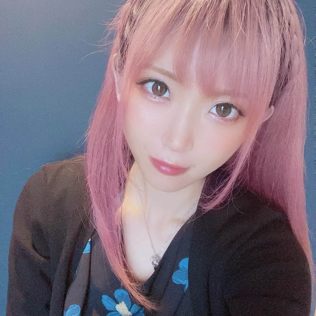 甘栗いるふのインスタグラム：「ぴんく髪  #派手髪 #ピンクヘアー」