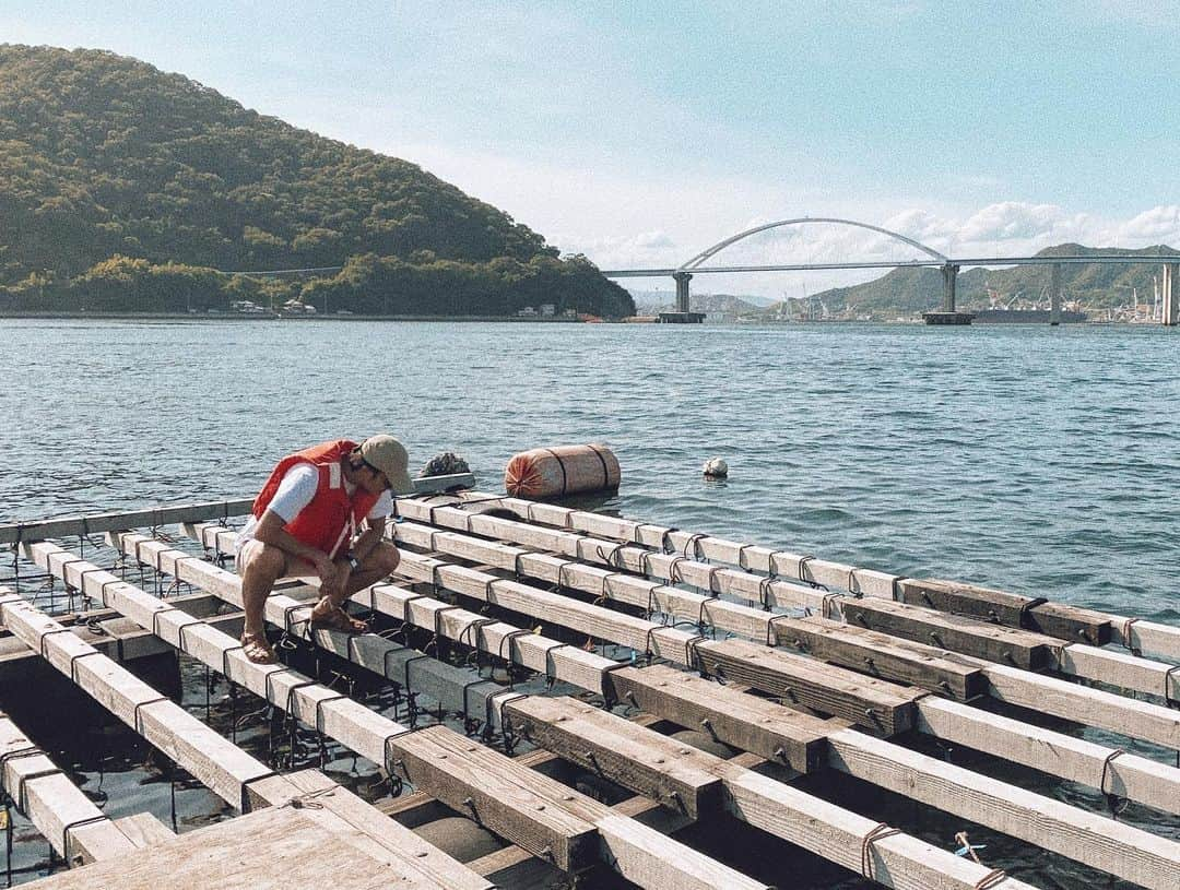 三浦大地さんのインスタグラム写真 - (三浦大地Instagram)「最近僕が色々な生産者や畑や街や人を巡っている理由は、自分を含め、人の本来の豊かさを辿る為。  当たり前に着ているもの、食べているもの、過ごしていることへの疑問や違和感と、ひとつひとつ向き合い、固定観念に囚われた意識から解放されたいと思ったからです。  当たり前にしていたことが、大きく環境に影響を与えていたり、作り上げられた策略のひとつであったり、幸せへの遠回りであったりする。  人や地球の本来の豊かさとは何なのか？  ひとりひとりが疑問に思い、向き合う時に本当の調和が生まれるのではないか？ そんなふうに感じています。  都会で36年間過ごした自分にとって地方は宝の山です。  今の自分は本当に幸せなのか？  刷り込まれた幸せではないか？  向き合って、動き出す時だと僕は思っています。  幸せはひとりひとり違います。  #大地球散歩」9月8日 23時18分 - daichi_1127