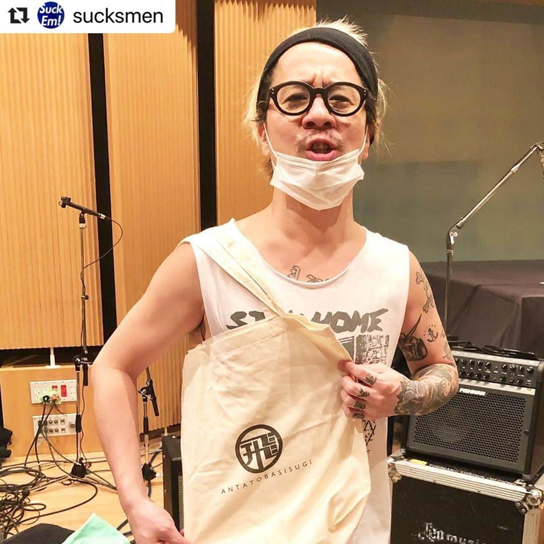 Larry のインスタグラム：「おーきにです！ バチバチに飛ばしまくりましょう！  #Repost @sucksmen with @make_repost ・・・ アコギのプリアンプ(機材)入れでした猛照  #あん飛ば #antatobashisugi #garlicboys  #あーすぅー」