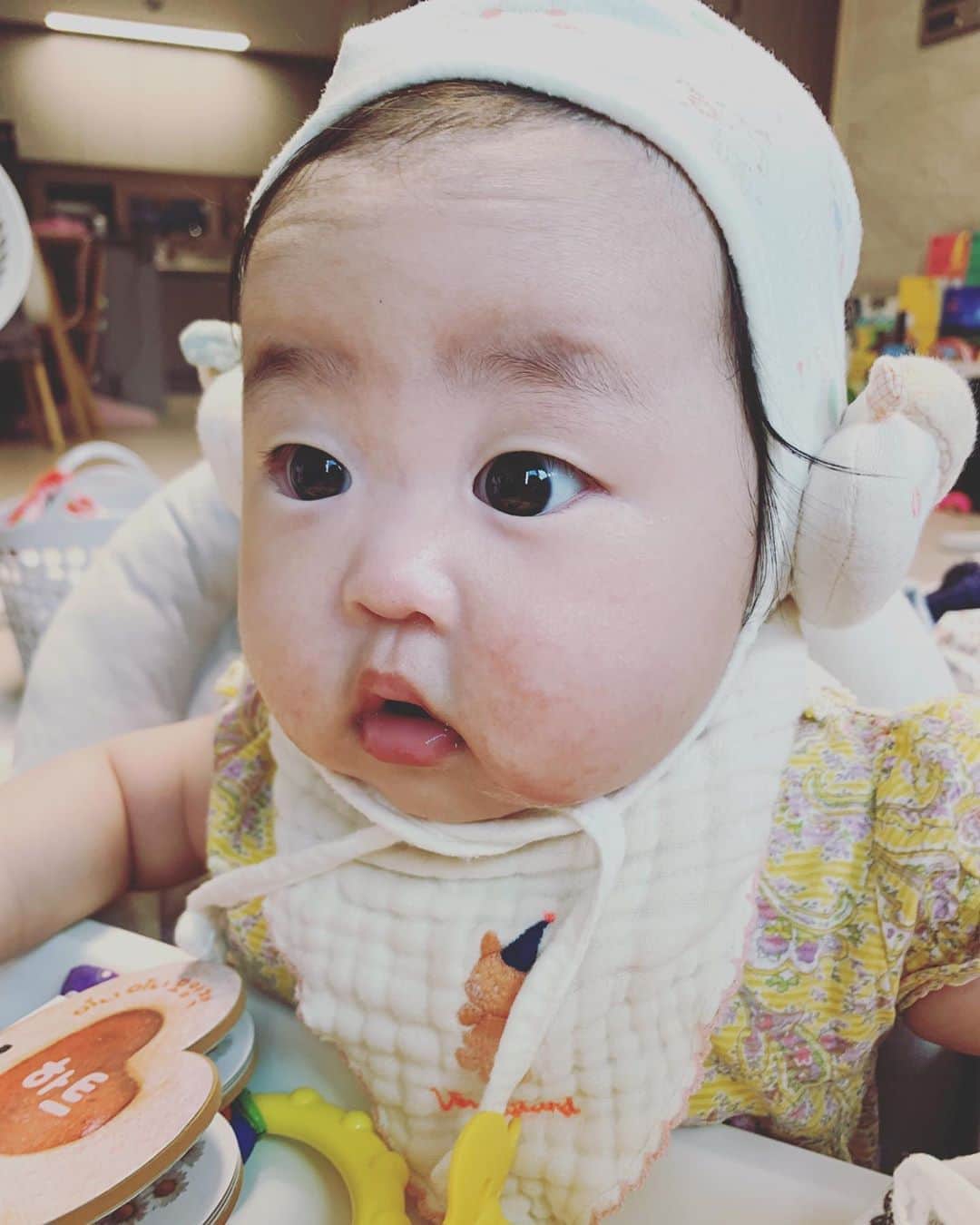 イ・ユンジのインスタグラム：「웅 맞아 너 귀업쪄  가을하늘 푸르른데 나는 너만 마냥 들여다보고있다. 너 참 푸르르다.  가장좋아하는계절에 너희와함께라. 감사. #코로나안녕잘가#염원해시태그#이제이계절을제발만끽하고싶다  참 이 보넷으로 말할것 같으면 로니언니가14년도에 쓰고 물리고물린후다시물려준 보넷임으로 기록.」