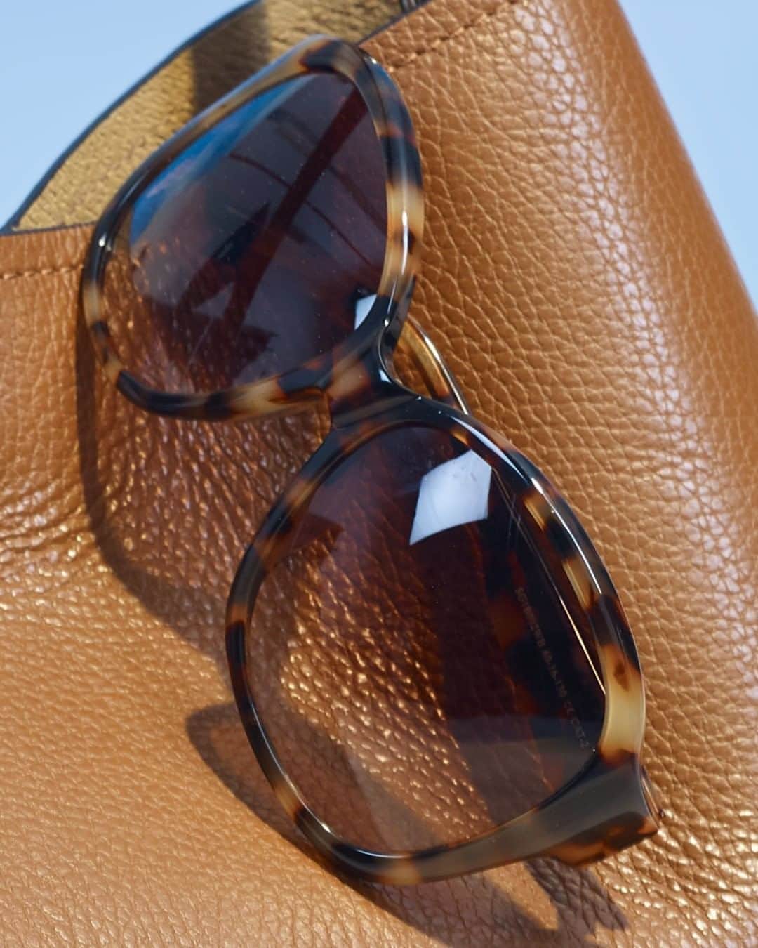 フォリフォリさんのインスタグラム写真 - (フォリフォリInstagram)「Your sunglasses reflect your style. Pick now a statement tortoiseshell design to upgrade your autumn looks.   #follifollie #accessories #sunglasses #shades #tortoiseshell #sunglasseslover #style」9月8日 23時15分 - follifollie