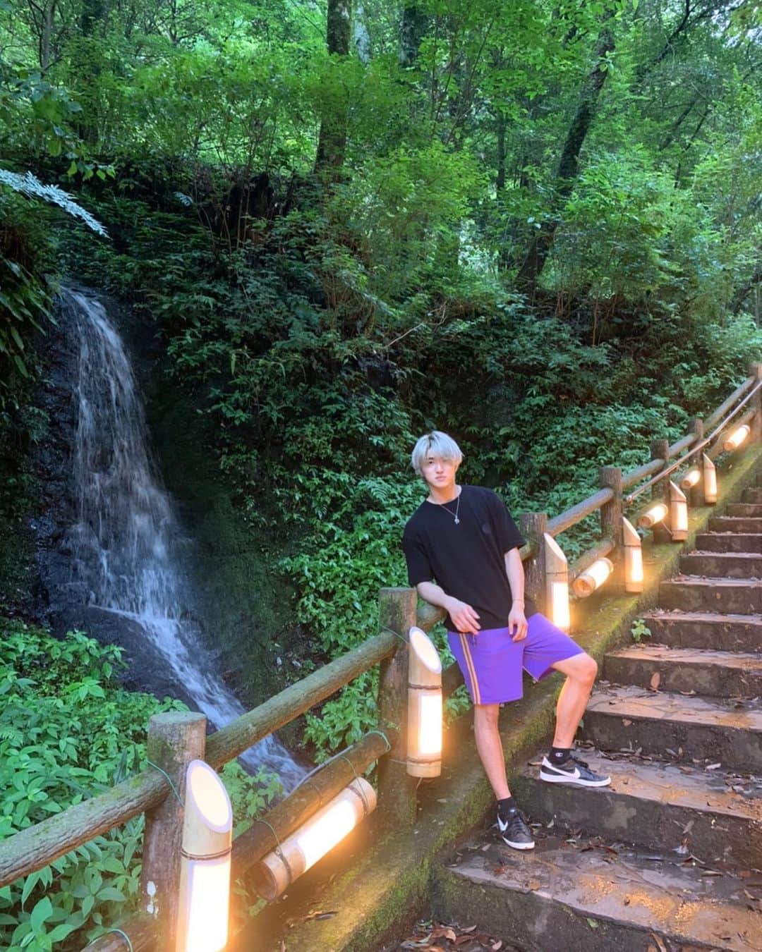 原田デイビッドさんのインスタグラム写真 - (原田デイビッドInstagram)「This was such a nice hike. I am really glad I made it out here with my friends.🙏 Can’t wait to check out some more spots!  ハイキングの帰りもきれいでした！  #kuyshu #waterfall #boat  #peace #rowboat #iphone #chillin #lights #hike #nofilter #noedit #miyazaki #travel #trip #fun #river #selfie #九州 #ボート #トラベル #旅行 #ハイキング #楽しい」9月8日 23時17分 - davidharada_01