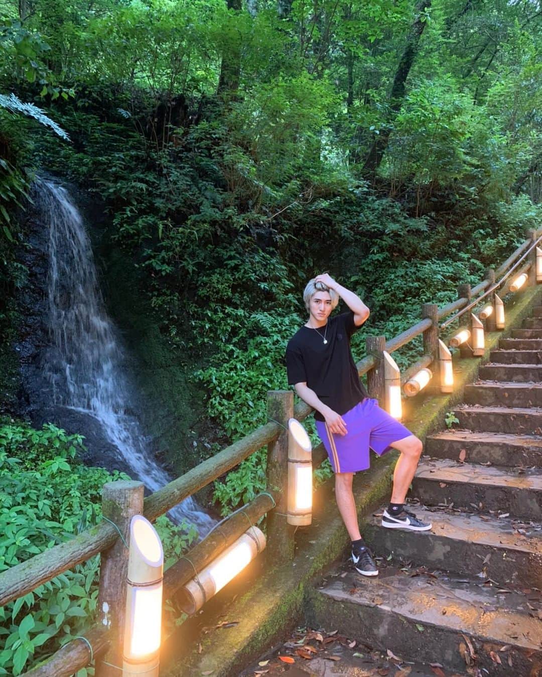 原田デイビッドさんのインスタグラム写真 - (原田デイビッドInstagram)「This was such a nice hike. I am really glad I made it out here with my friends.🙏 Can’t wait to check out some more spots!  ハイキングの帰りもきれいでした！  #kuyshu #waterfall #boat  #peace #rowboat #iphone #chillin #lights #hike #nofilter #noedit #miyazaki #travel #trip #fun #river #selfie #九州 #ボート #トラベル #旅行 #ハイキング #楽しい」9月8日 23時17分 - davidharada_01