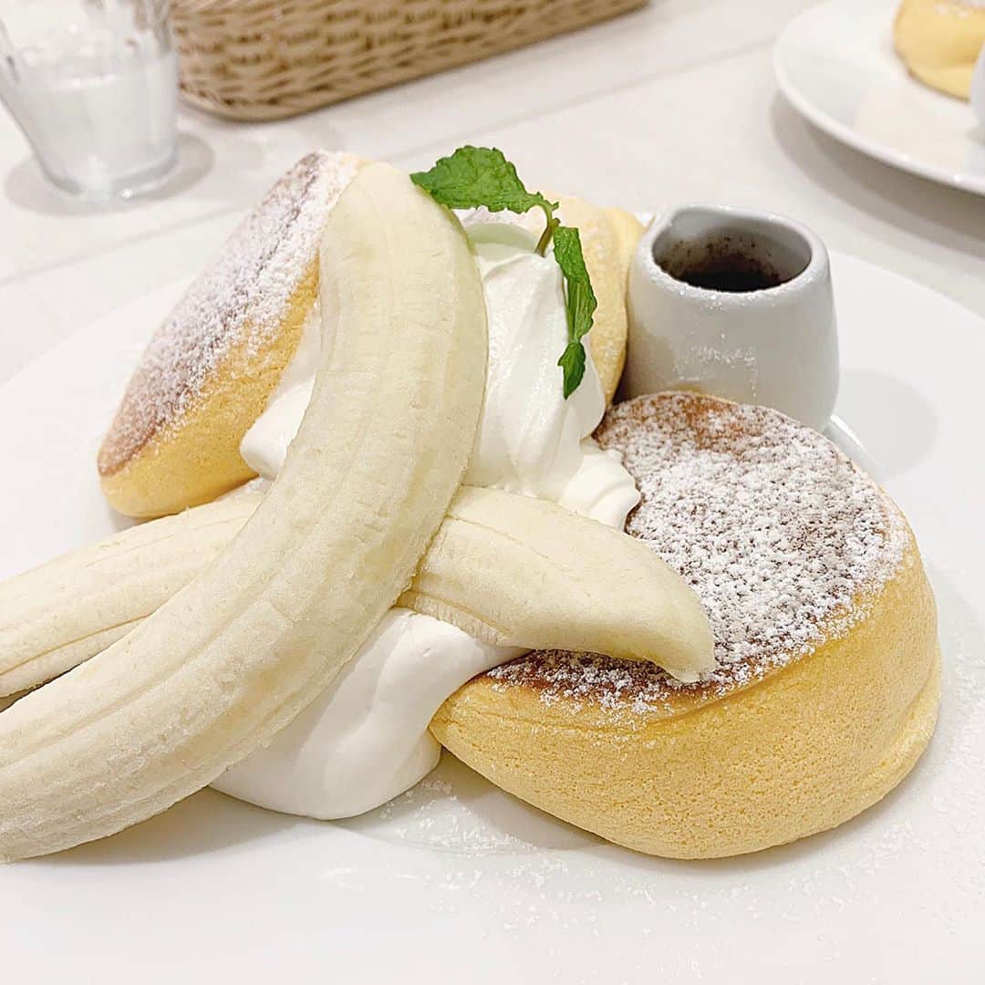 廣川奈々聖さんのインスタグラム写真 - (廣川奈々聖Instagram)「定期的に甘いの食べたくなる🥞☁﻿ ﻿ ﻿ 年々甘いの食べれなくなっていくゆえ、これも1枚で結構おなかいっぱいになってしまうのだけど、ꪔ̤̮ 笑﻿ ﻿ とにかくふわふわで雲みたいなパンケーキ！ ﻿ 美味しかった🌱♡﻿ ﻿ ﻿ ﻿ ﻿ ﻿ ﻿ ﻿ #幸せのパンケーキ#ななせのcafe巡り #パンケーキ巡り#新宿カフェ#新宿スイーツ#ふわふわパンケーキ#スイーツ部#チョコバナナパンケーキ#ごち」9月8日 23時20分 - nanaseven7_u_u