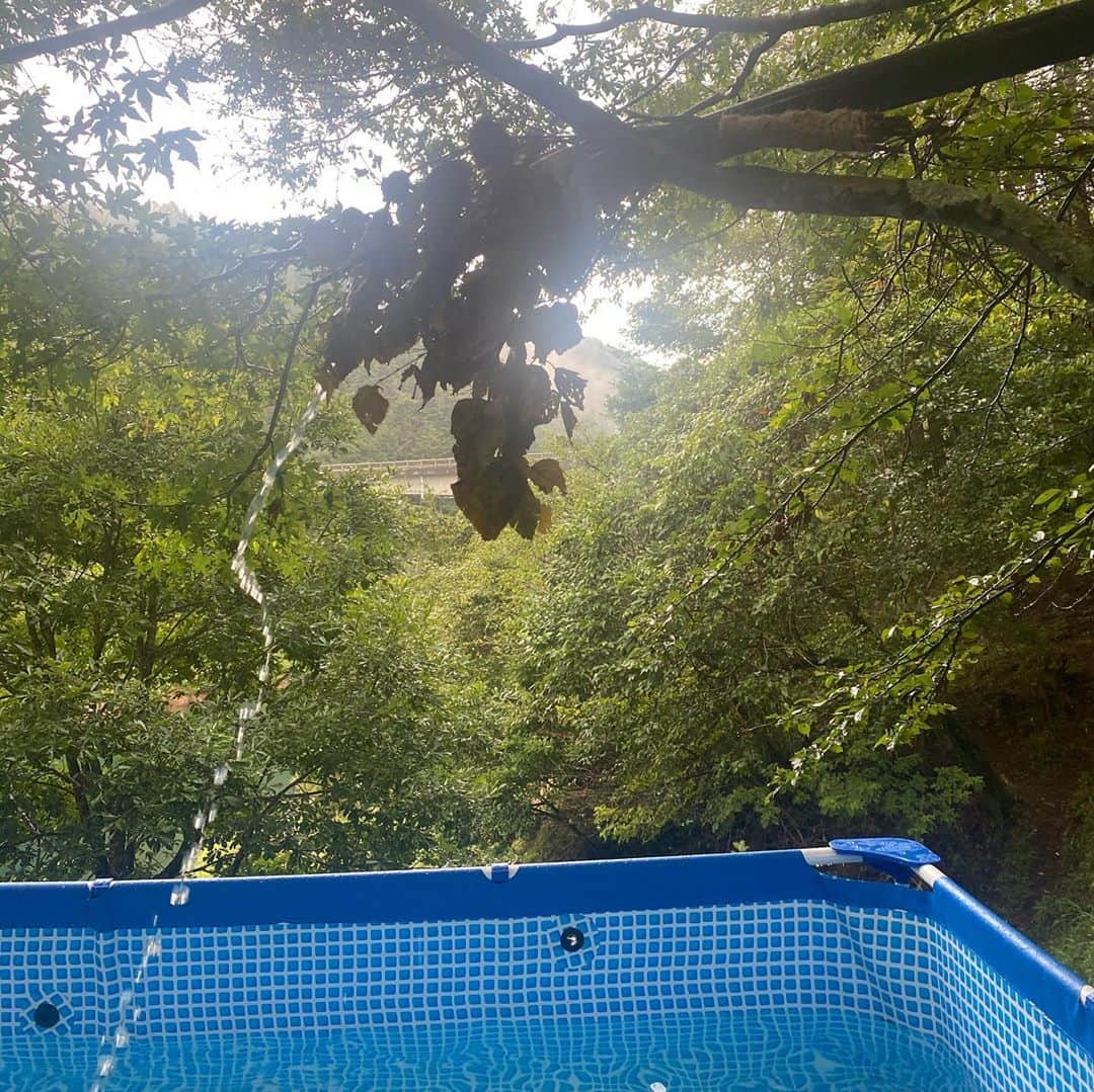 安住麻里さんのインスタグラム写真 - (安住麻里Instagram)「ホトリニテ×熟成兄弟プラン PV撮影の時の！  テントサウナはもちろん素晴らしく、水風呂はヴィヒタ経由で掛け流し！贅沢ーーー！  外気浴の際に見える景色はこの 美しい湖！  ほんっっっっとうに最高だったな・・ ドンブリニテ、美味しかったなーーーー！毎日食べたい・・ あの肉で育ちたい！！！  ホトリニテの湖を産湯にしたかった！  熟成兄弟の二人もホトリニテの高村さんご夫妻も親切で  なにもかもよかったな！  ここは時の流れが違ってて、たった一日の滞在だったのに東京に戻った時まるで数ヶ月ぶりのようなそんなかんじがした！！  また行く！！！必ずや！  #ホトリニテ　#熟成兄弟　#熟成肉　#テントサウナ　#山梨県　#乙女湖　#サウナ　#外気浴　#水風呂」9月8日 23時22分 - azumari12