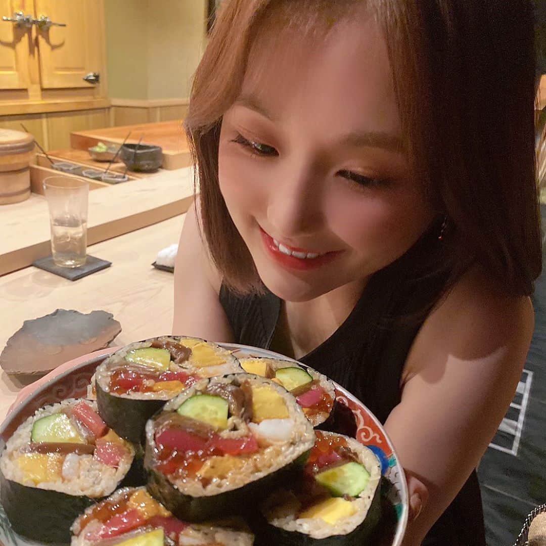 ひよんのインスタグラム：「🍣💞 ㅤㅤㅤㅤㅤㅤㅤㅤㅤㅤㅤㅤㅤ 基本食いしん坊🐷💓 この太巻き信じられないくらい美味しかった🥺❤️ ㅤㅤㅤㅤㅤㅤㅤㅤㅤㅤㅤㅤㅤ」