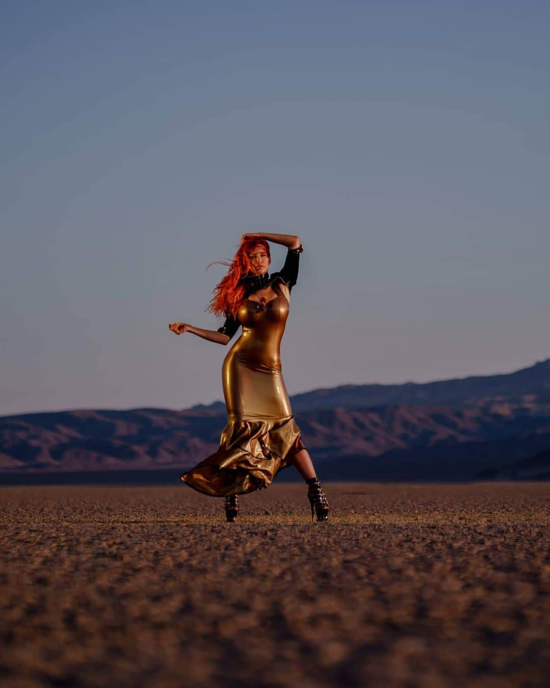 ビアンカ・ボーチャンプさんのインスタグラム写真 - (ビアンカ・ボーチャンプInstagram)「That one day in #latex in the #desert 🏜 of #deathvalley at #sundown 😏 LOTS OF WIND! #linkinbio #biancabeauchamp #redhead #longhair #lips #biglips #classy #highclass #shiny」9月8日 23時30分 - biancabeauchampmodel