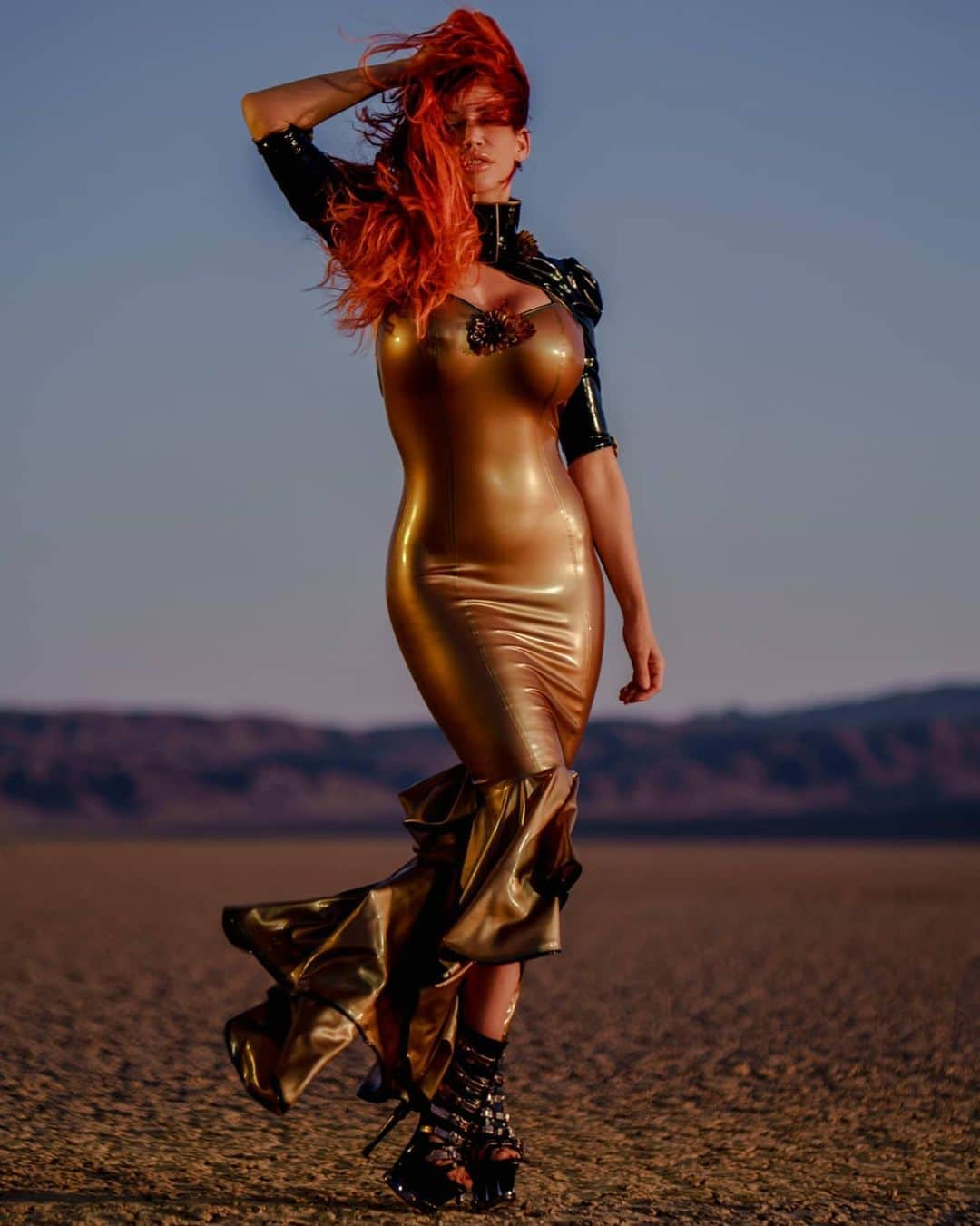 ビアンカ・ボーチャンプさんのインスタグラム写真 - (ビアンカ・ボーチャンプInstagram)「That one day in #latex in the #desert 🏜 of #deathvalley at #sundown 😏 LOTS OF WIND! #linkinbio #biancabeauchamp #redhead #longhair #lips #biglips #classy #highclass #shiny」9月8日 23時30分 - biancabeauchampmodel