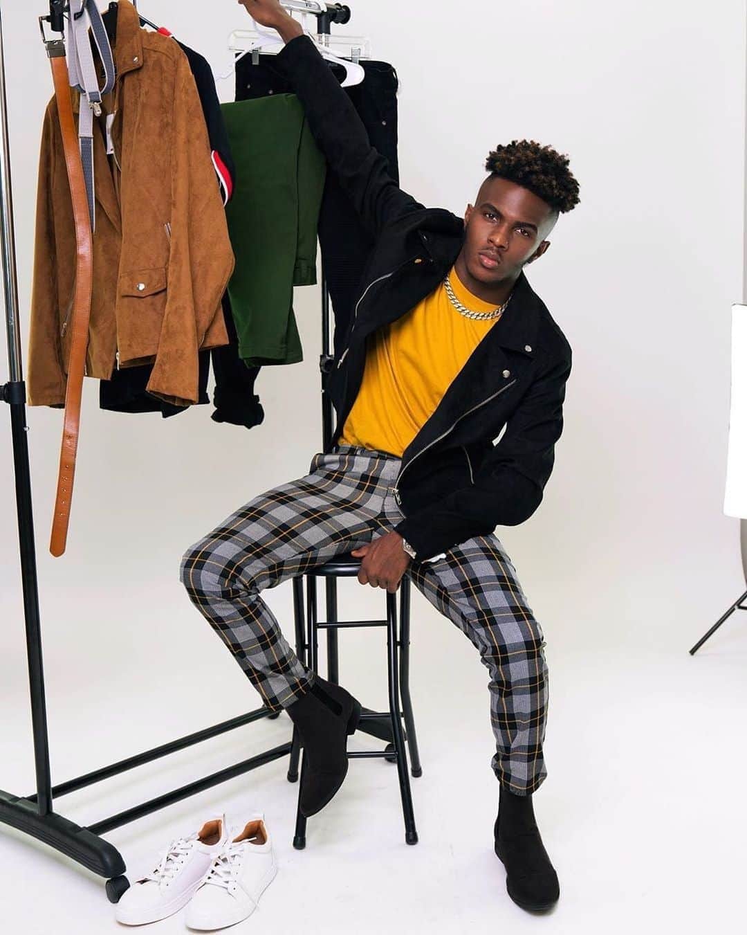 Forever 21 Menさんのインスタグラム写真 - (Forever 21 MenInstagram)「fresh fall fits @famousjay.c 🍂 comment below your fave trends for fall 👇 ---- Make sure to tag @forever21men + #f21xme for a chance to be featured like #forever21men! ---- search: Plaid Woven Trousers」9月8日 23時30分 - forever21men