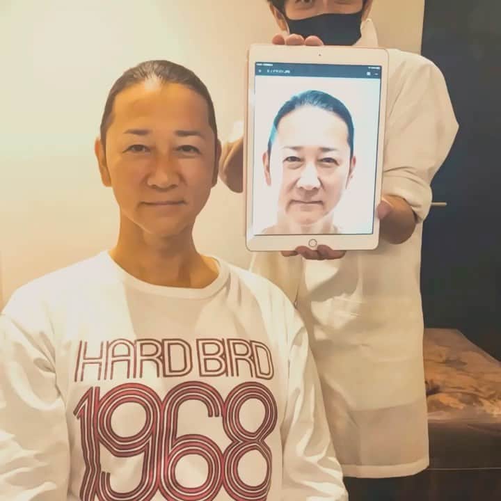 のインスタグラム：「悶絶！ゴットハンド！ 人生初のコルギを受けたよ。 元々小顔な私ですから(嘘) どんだけ〜って思ってましたが、、 1時間のコルギでまじ10歳は若返りました。写真だとわかりにくいから今度 @toranomaki2020 でやりますよ。 マジすごいよ、、@kogao_ouji  . . #コルギ すげ！ #hardbird」
