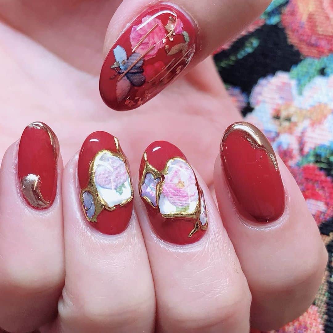なかやまちえこのインスタグラム：「秋のアンティークローズネイル🌹⠀ ⠀ インスタライブ をしながら施術をしたのでIGTVに保存してます。⠀ こちらのネイルはLOG②です。⠀ ⠀ 使用商材は4-5枚目の画像を見てください☺️👌⠀⠀  PREGEL グロッシートップ、スカルプ&トップ、キャンジェル、カラーex ミスティローズヒップ228、MUSE S129クリアレッド⠀ Betty gel スティッキーベース、ザ・ホイルジェル⠀ PREANFA ミラーパウダー champagne⠀ PREXY アートホイル おはなシリーズとゴールド、箔gold leaf、シェルストーン  ⠀  @pregelofficial @bettygel_official @kimagure_cat_whim @prexyofficial  #nail #nails #nailart #ネイル #美甲 #ネイルアート  #japanesenailart #manucure #japanesenails #manicurist #gelnails #أظافر #네일아트 #미용 #vẽmóng #ngườiđẹp  #เพ้นท์เล็บ #искусствоногтя #artedeuñas #ジェルネイルデザイン #ネイルデザイン #senikuku #nagelkunst #アンティークネイル #antiquenails #antique #赤ネイル #rednails #rosenails #バラネイル」