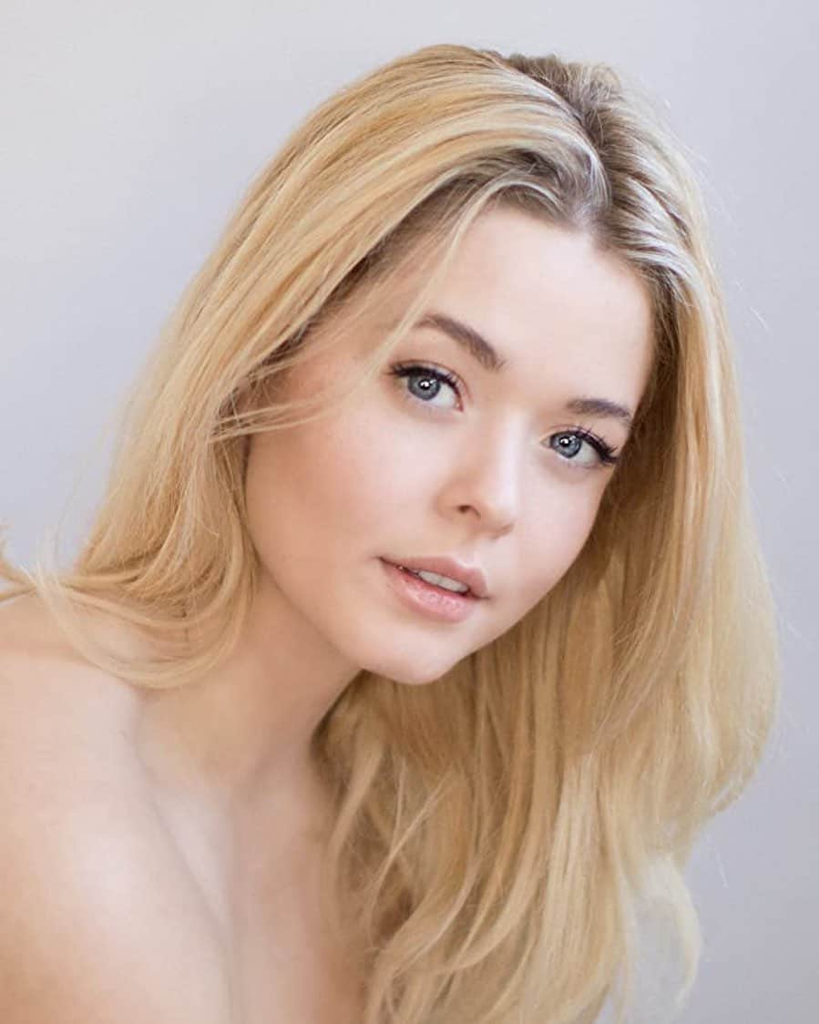 レスリー・フェラさんのインスタグラム写真 - (レスリー・フェラInstagram)「Today we’re joined by the lovely Sasha Pieterse on @prettylittlewinemoms! Questions for her? Leave them in the comments below by 2pm PST.  . . . #pll #prettylittleliars #pll10years #plwm #prettylittlewinemoms #hollymariecombs #lesleyfera #niapeeples #applepodcasts #newpodcast #sashapieterse #alisondilaurentis #pllperfectionists #plltheperfectionists」9月8日 23時32分 - mslesleyfera