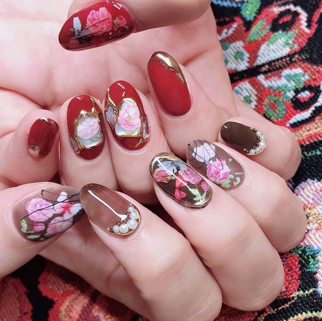 なかやまちえこのインスタグラム：「Both hands🙌🌹⠀ ⠀ インスタライブ①では、オフからプレパレーションです。⠀ ⠀ 使用商材はスライドして2枚目の画像をご覧ください。⠀ PREANFA レクシアスピン、グリーンポイント、ニッパーC-07N、メタルプッシャー、ファイル類  @pregelofficial @bettygel_official @kimagure_cat_whim @prexyofficial  #nail #nails #nailart #ネイル #美甲 #ネイルアート  #japanesenailart #manucure #japanesenails #manicurist #gelnails #أظافر #네일아트 #미용 #vẽmóng #ngườiđẹp  #เพ้นท์เล็บ #искусствоногтя #artedeuñas #ジェルネイルデザイン #ネイルデザイン #senikuku #nagelkunst #アンティークネイル #antiquenails #antique #赤ネイル #rednails #rosenails #バラネイル」