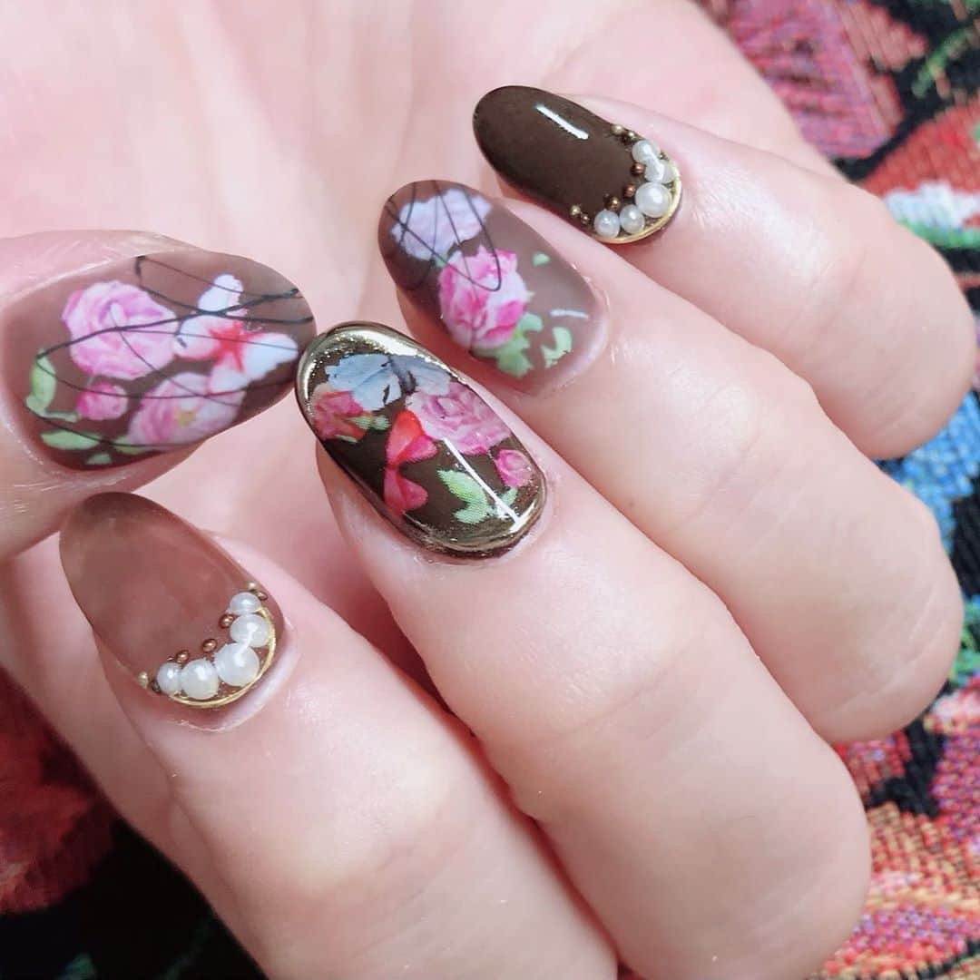 なかやまちえこのインスタグラム：「秋のアンティークローズネイル🌹⠀ ⠀ インスタライブ をしながら施術をしたのでIGTVに保存してます。⠀ こちらのネイルはLOG③です。⠀ ⠀ 使用商材は4-5枚目の画像を見てください☺️👌⠀⠀⠀ PREGEL グロッシートップ、スカルプ&トップ、キャンジェル、カラーex チョコレート207、MUSE S336アンニュイトーブ.S338アンニュイブリック⠀ Betty gel スティッキーベース、ザ・ホイルジェル、フロスティングマット⠀ PREANFA ミラーパウダー champagne⠀ PREXY アートホイル おはなシリーズ、ブリオン   @pregelofficial @bettygel_official @kimagure_cat_whim @prexyofficial  #nail #nails #nailart #ネイル #美甲 #ネイルアート  #japanesenailart #manucure #japanesenails #manicurist #gelnails #أظافر #네일아트 #미용 #vẽmóng #ngườiđẹp  #เพ้นท์เล็บ #искусствоногтя #artedeuñas #ジェルネイルデザイン #ネイルデザイン #senikuku #nagelkunst #アンティークネイル #antiquenails #antique #赤ネイル #rednails #rosenails #バラネイル」