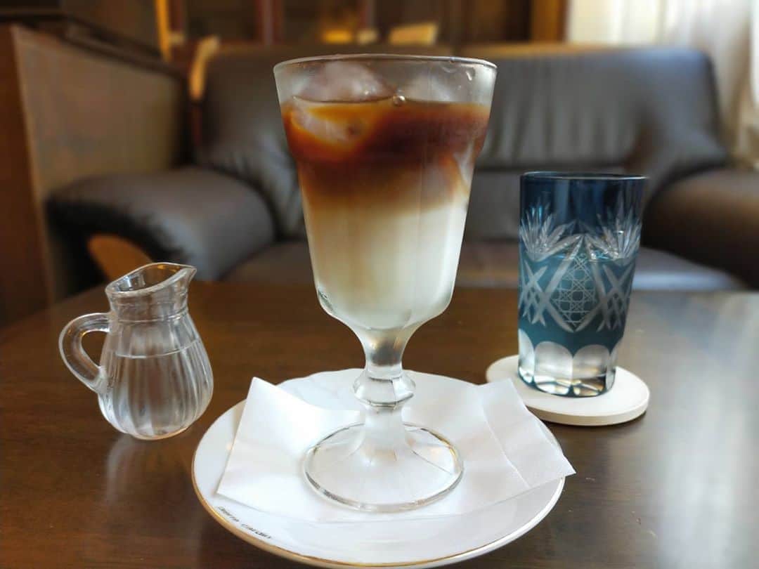 優木瑛美さんのインスタグラム写真 - (優木瑛美Instagram)「#喫茶店 #cafe  . アイスオーレはこのスタイルが好き❣️ 自分で混ぜるのが良きなのよ🤤👍🏻 . そしてソファ席しかないのこのお店✨ 広々とくつろいで美味しい珈琲が飲める大好きな所！」9月8日 23時39分 - emi_yuuki