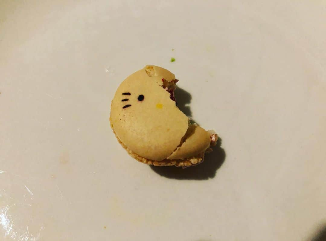 ななえ（キラキラ関係）さんのインスタグラム写真 - (ななえ（キラキラ関係）Instagram)「不二家😋 マカロン🧁  32歳の女が喰らった。 そんな夜。。」9月8日 23時53分 - nanchan0601