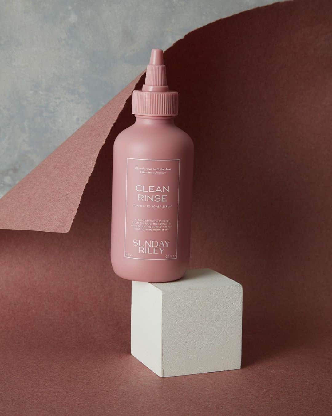 Saks Fifth Avenueさんのインスタグラム写真 - (Saks Fifth AvenueInstagram)「Beauty that doubles as vanity décor? Look no further than @sundayriley scalp cleanser and @lovedirtybeauty chic hand sanitizer. #SaksBeauty」9月8日 23時53分 - saks