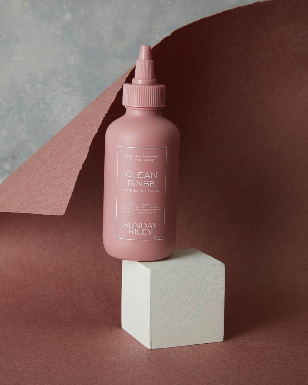 Saks Fifth Avenueのインスタグラム：「Beauty that doubles as vanity décor? Look no further than @sundayriley scalp cleanser and @lovedirtybeauty chic hand sanitizer. #SaksBeauty」