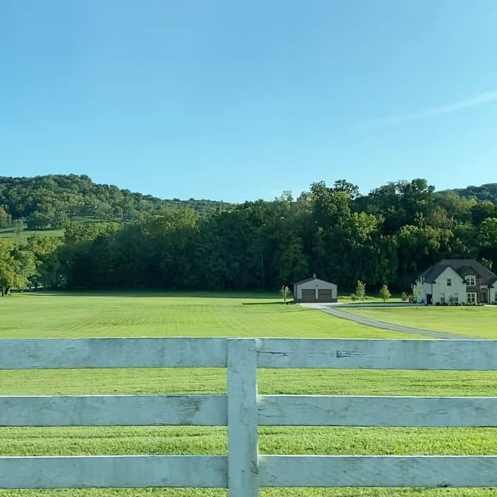 Julia Michaelsのインスタグラム：「Wow Tennessee, you’re stunning 🥺🥰」