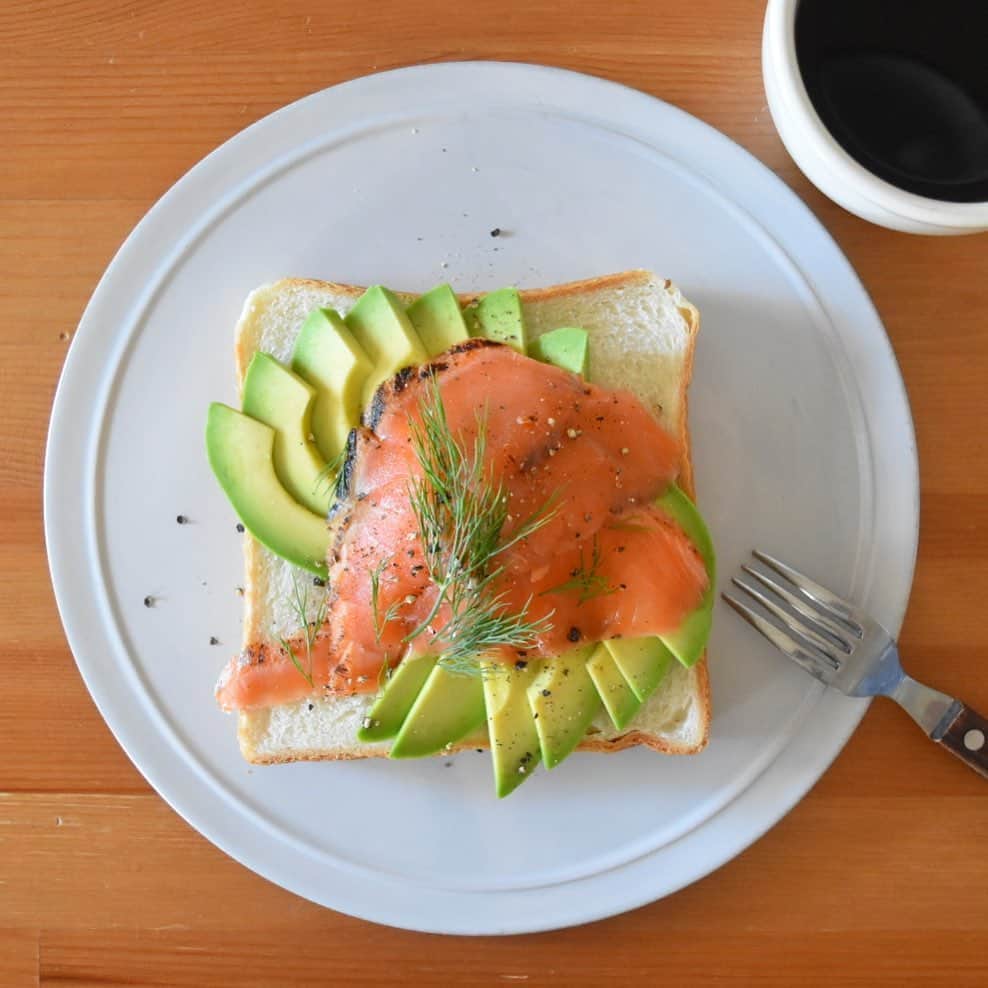 山崎佳のインスタグラム：「Today’s breakfast. サーモンとアボカド、絶対おいしいやつ♩とひとくち食べてからクリームチーズ塗り忘れたことに気がついた朝。今日はやらなきゃいけないこといっぱいで、色々考えながら支度してたからなぁ。」
