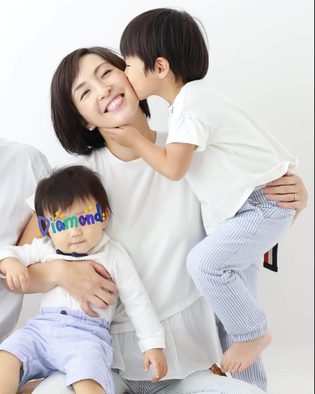 蒲生麻由のインスタグラム：「💖💖💖 息子からの熱〜い💋 母ちゃん至福の瞬間❣️  次男の1歳記念に家族写真を撮ってもらいました📸  日々写真は沢山撮ってますが、 節目節目に、こうしてきちんとスタジオで撮ってもらうのもやっぱりいいてますね❣️  #mamalife #男の子ママ #兄弟ママ #兄弟 #家族コーデ #mylove #家族写真撮影 #一歳記念撮影 #1歳1ヶ月 #3歳男の子」