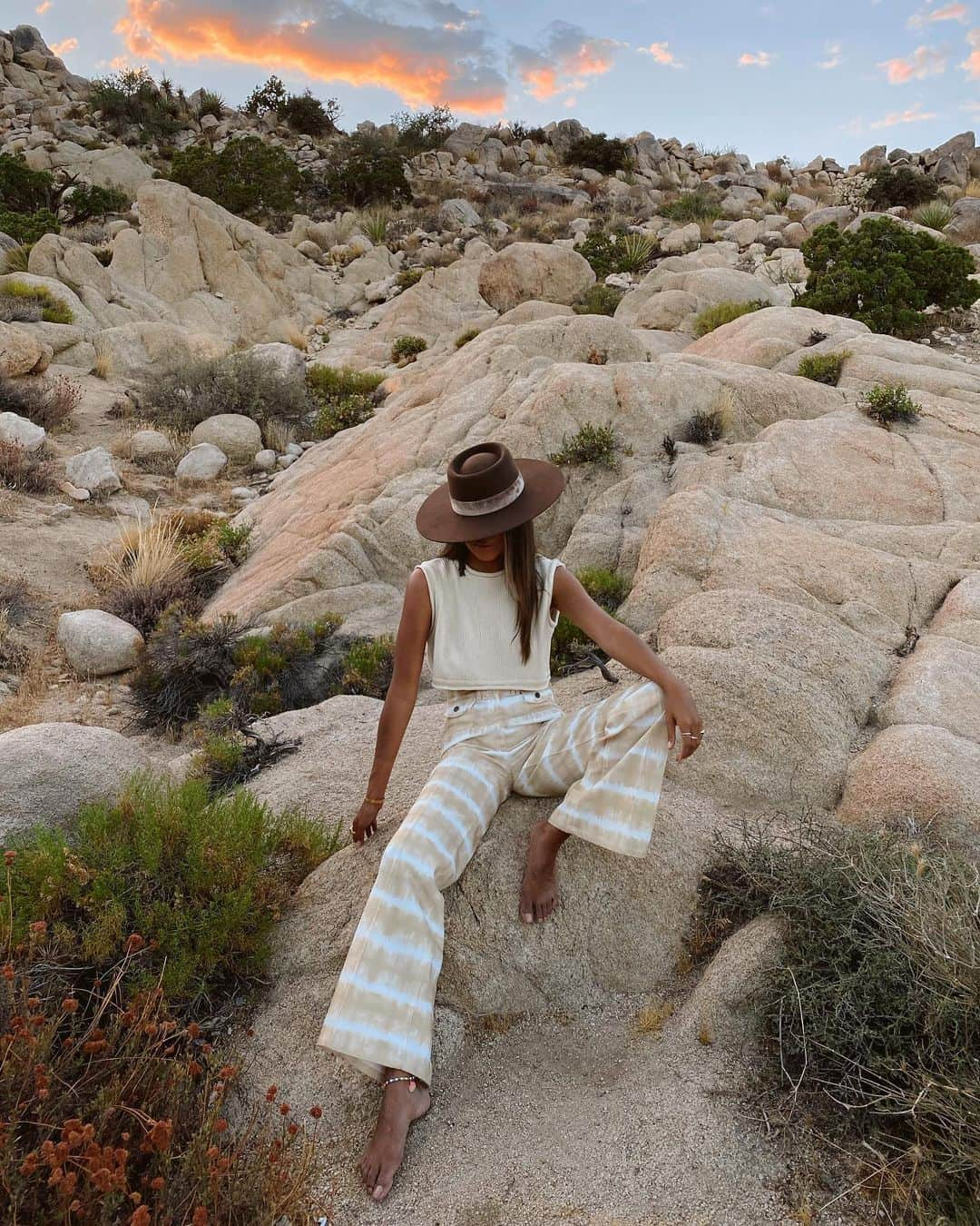 ジュリー・サリニャーナさんのインスタグラム写真 - (ジュリー・サリニャーナInstagram)「desert sunsets & barefoot nights. 🌵」9月8日 23時50分 - sincerelyjules