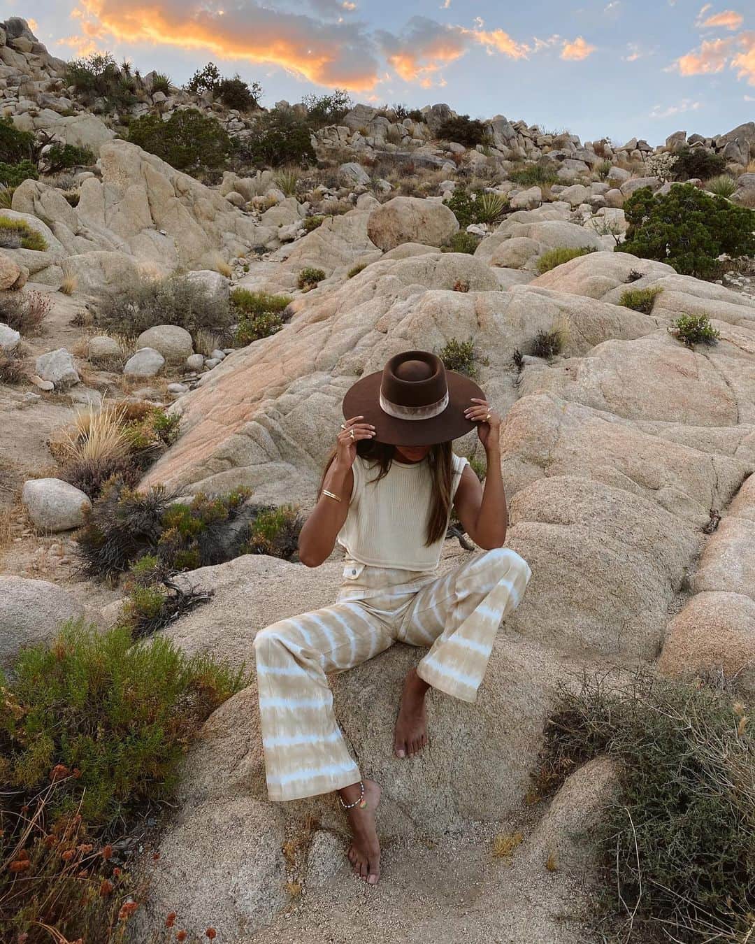 ジュリー・サリニャーナさんのインスタグラム写真 - (ジュリー・サリニャーナInstagram)「desert sunsets & barefoot nights. 🌵」9月8日 23時50分 - sincerelyjules