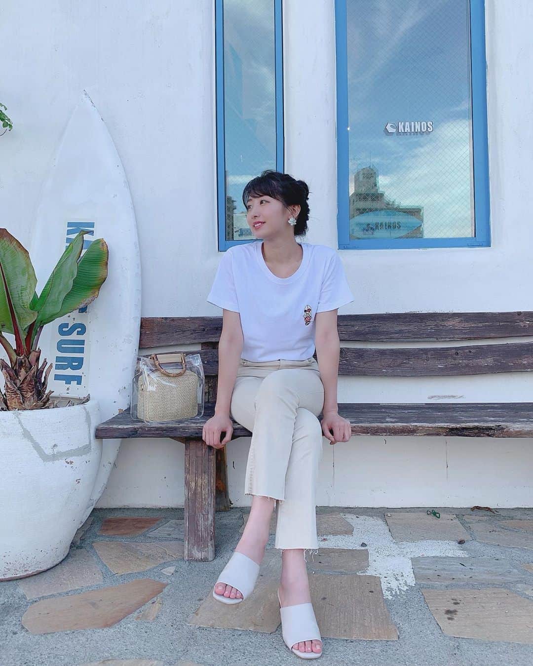 のインスタグラム：「まだ夏を感じていたい人🏄‍♀️🏄🏻‍♂️ . . 胸のワンポイントのミニーちゃんもサーフボード持ってるの🥰🥰可愛い♡ . . #江ノ島 #江の島 #enoshima #kamakura #鎌倉 #surf #summer #disney #disneyfashion #disneyoutfit #ディズニー #ディズニーコーデ  #ワントーンコーデ #白コーデ #ベージュコーデ」