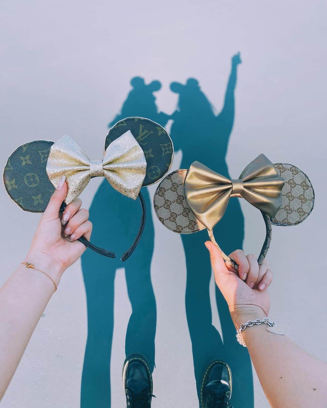 YOKOのインスタグラム：「影あそび🖤  #disney#disneyland #ディズニー#東京ディズニーランド」