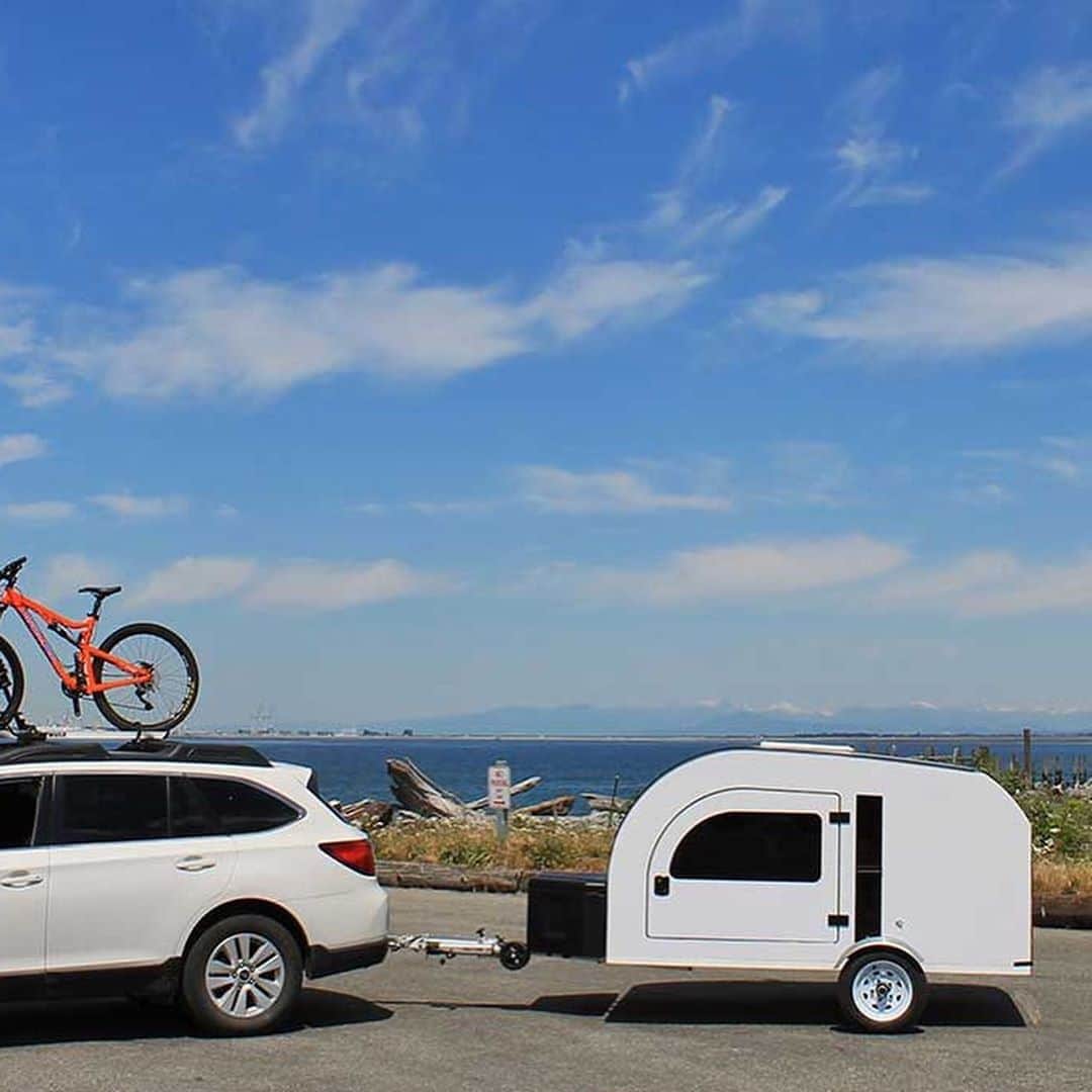 Design Milkさんのインスタグラム写真 - (Design MilkInstagram)「On designmilk[dot]com: We scoped out some of our favorite recreational vehicles that do away with the typical aesthetics they’re general known for and focused on the modern variety that have been popping up more and more as people look to get away. \\\ Pictured: @droplet_trailer, a compact teardrop trailer decked out with a light-filled, insulated shell that fits a queen size bed for a good night’s sleep. The large windows are perfect for stargazing or if you’re looking for privacy, the shades come down for added coziness.」9月8日 23時52分 - designmilk