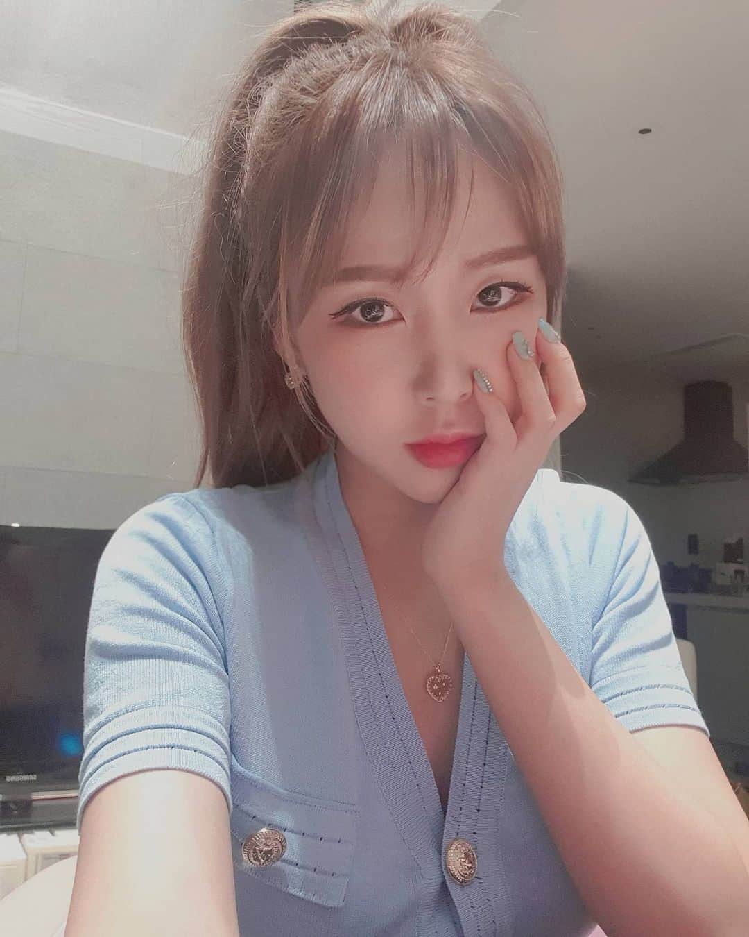 ウェイ のインスタグラム：「네일 자랑,,💙 🌌 볼때마다 예쁘고 기분이 좋아져서 자랑을 안할수가 없오✨ @nailby_rorang #협찬 #네일바이허슬기 #네일아트 #nails #nailart #로랑쌤」