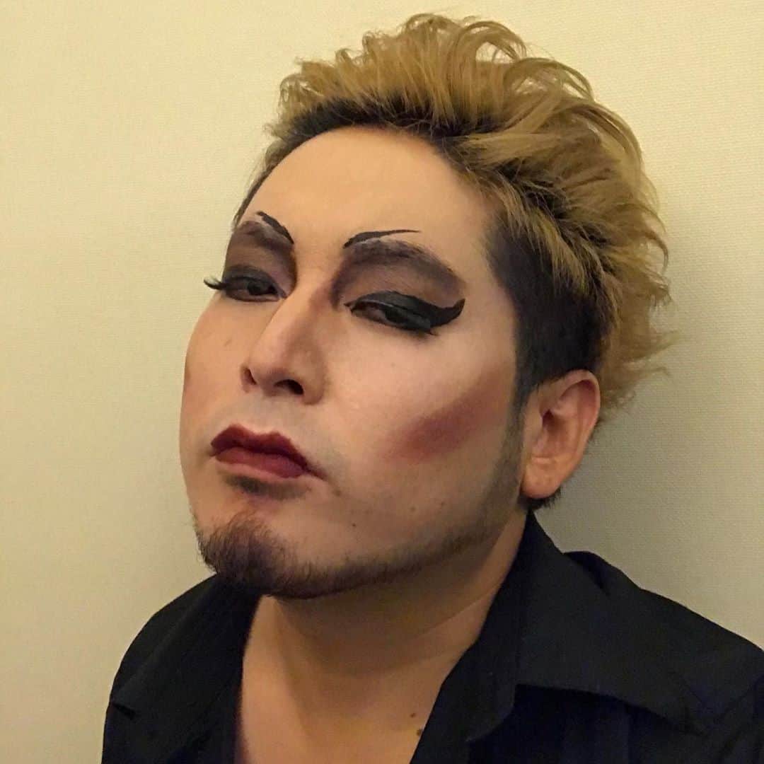 のインスタグラム：「居酒屋610ありがとうございました HIROSHIさんとSATOちさんとネロさんに早く会いたくなりました 何か爪痕を残したすぎて本番前に地元の後輩バンドマンの彼女にメイクしてもらったのがこちらです #rottengraffty #MUCC #メリー #居酒屋610」