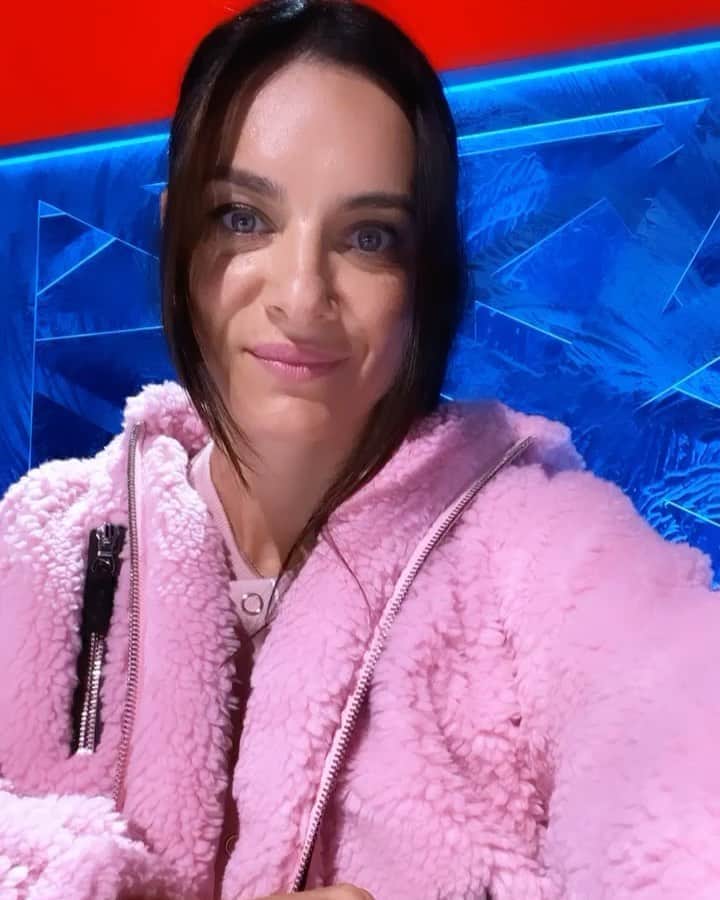 エレーナ・イシンバエワのインスタグラム：「Ну что, поехали! Съемки «Ледниковый период 2020», начинаются 🥳 Илья @averbukhofficial, ты просто молодец! 🤗 ⠀ Well, let's go! Filming of "Ice age 2020" begins 🥳 Ilya @averbukhofficial, you're just great! 🤗」
