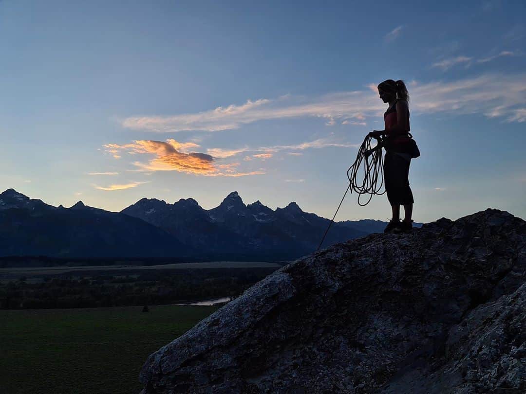 のインスタグラム：「Photo by @jimmychin // Sponsored by @SamsungMobileUSA // Savannah Cummins wraps up another epic day of climbing at Blacktail Butte in Grand Teton National Park. It’s a good day when you’ve used every last moment of light to play. // Transform how you share your world with the @samsungmobileusa #GalaxyS20 5G series.」