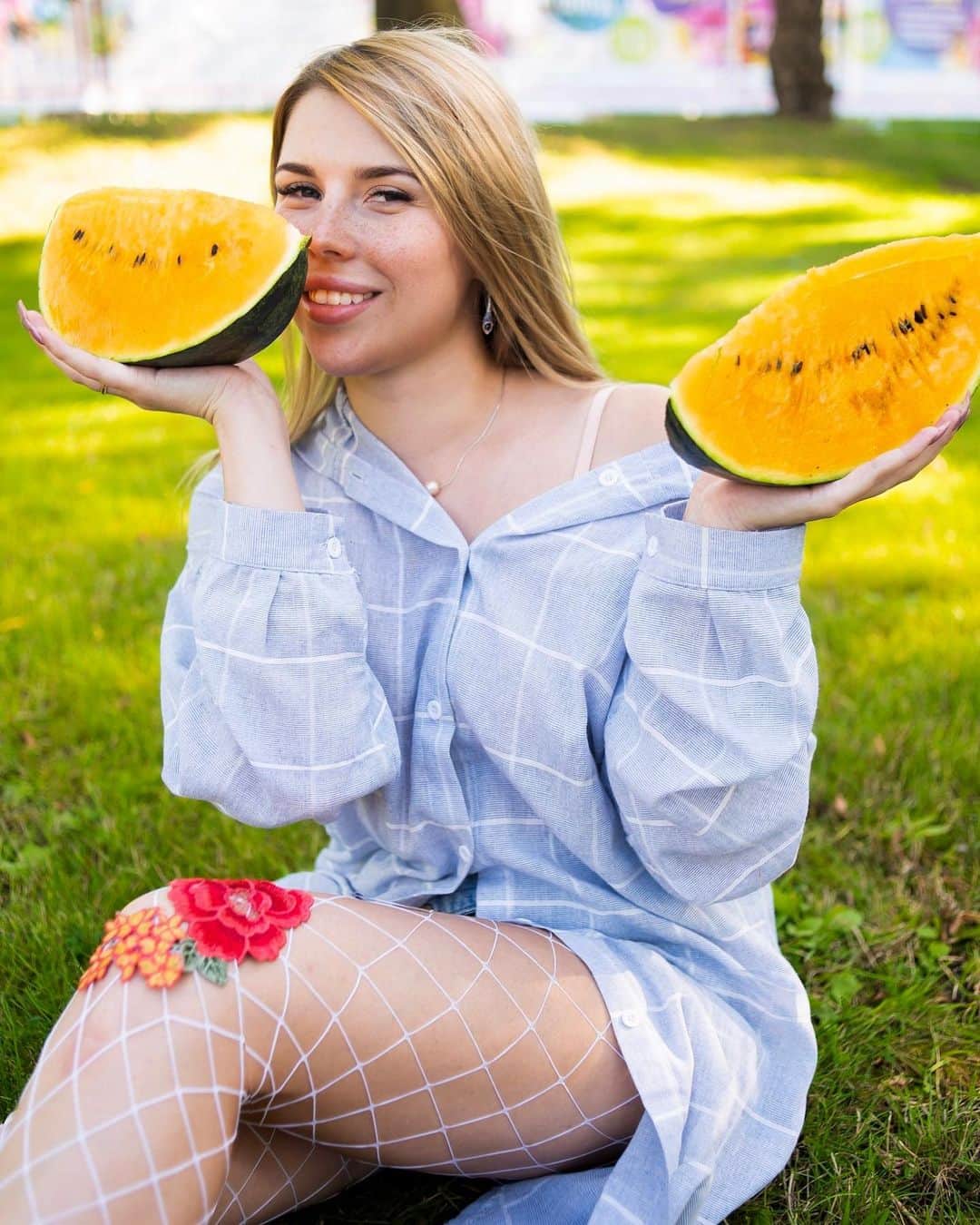 ALINA AKULAのインスタグラム：「Каждого из нас может что-то расстроить и поводов для этого #хуллиард 🙈 Например меня сегодня расстроила сорвавшийся из-за погоды фотосессия и не совсем удачно проданые акции. А, был ещё какой то телефонный маньяк 😅 ⠀ Но существует очень действенный психологический приём, помогающий быстро настроиться на правильный лад и взять себя в руки. 🧘‍♀️ ⠀ 📍После любой негативной ситуации, разговора, события, которые вас расстроили и загнали задайте себе только один ☝🏻 вопрос: «Будет ли мне это важно через пять лет?». В 95 % случаев ваш ответ будет - НЕТ. Главное отвечать честно и отключить эмоции. Почувствуйте, как ваши негативные мысли отступают сами собой. 🌊 Всем спокойствия и желтых арбузов 😊💛  #эмоциональныйинтеллект」